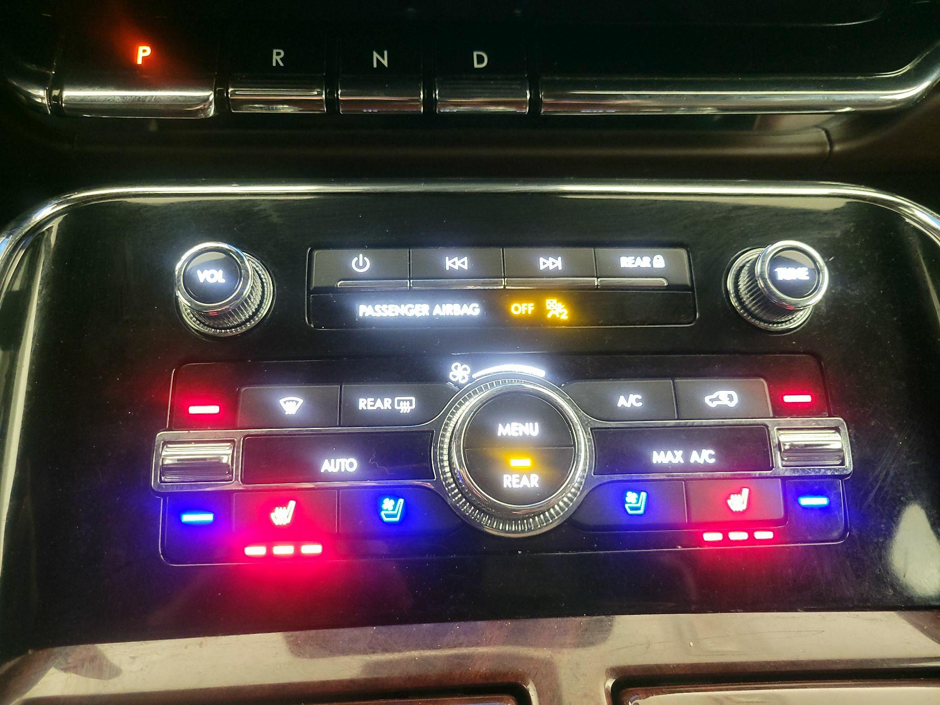 Thumbnail: 2021 Lincoln Navigator - 17