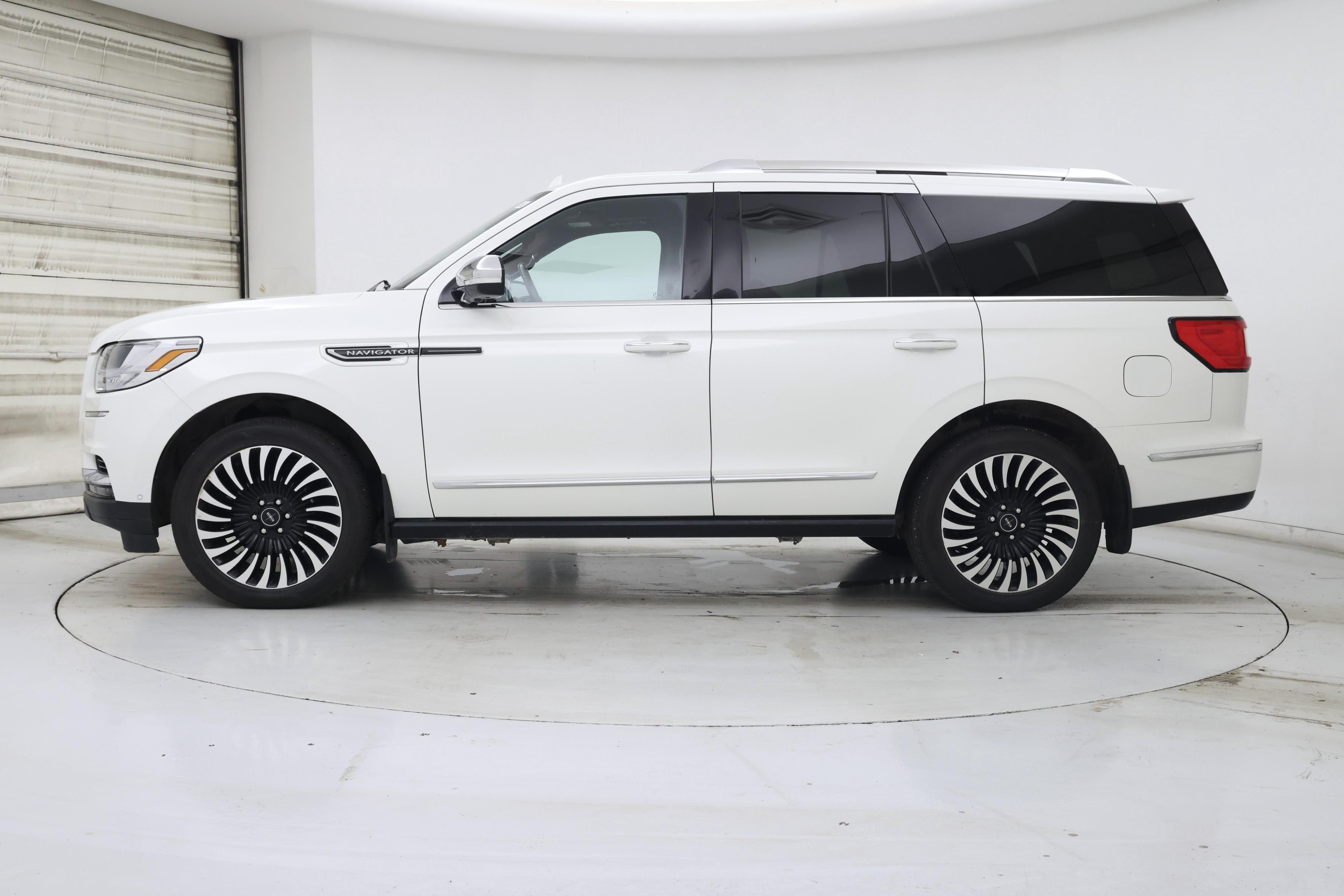 Thumbnail: 2021 Lincoln Navigator - 3