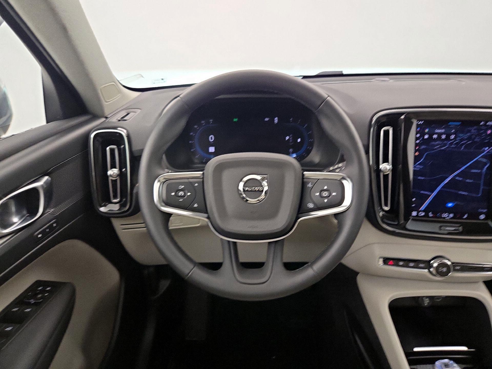 Thumbnail: 2023 Volvo XC40 - 10