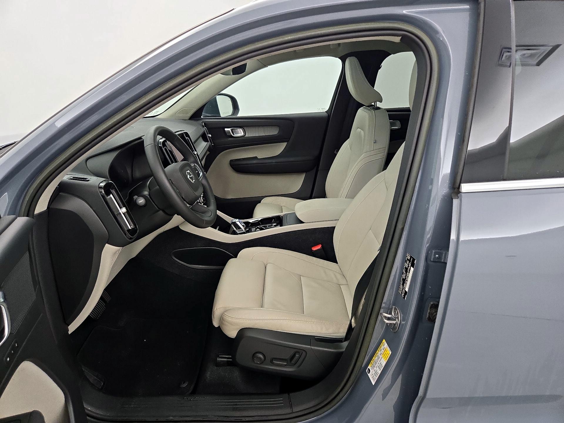 Thumbnail: 2023 Volvo XC40 - 11