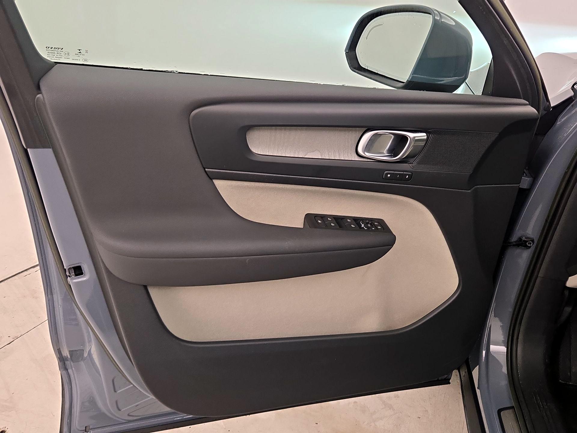 Thumbnail: 2023 Volvo XC40 - 12