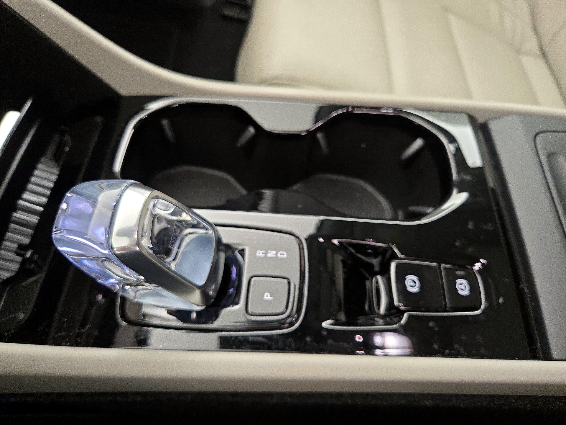 Thumbnail: 2023 Volvo XC40 - 18