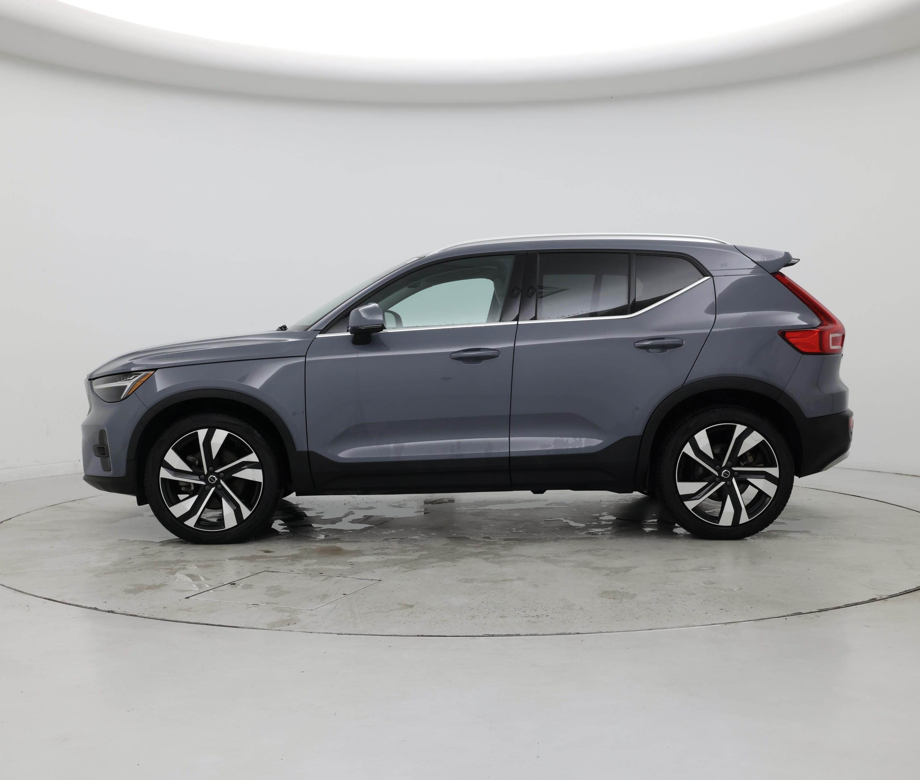 Thumbnail: 2023 Volvo XC40 - 3