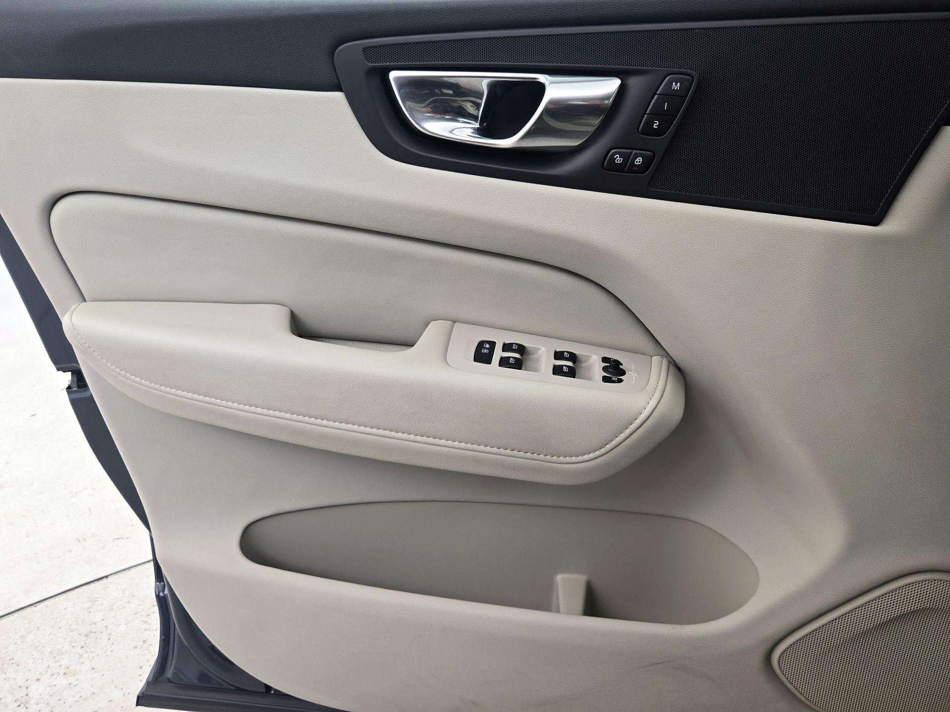 Thumbnail: 2023 Volvo XC60 - 12