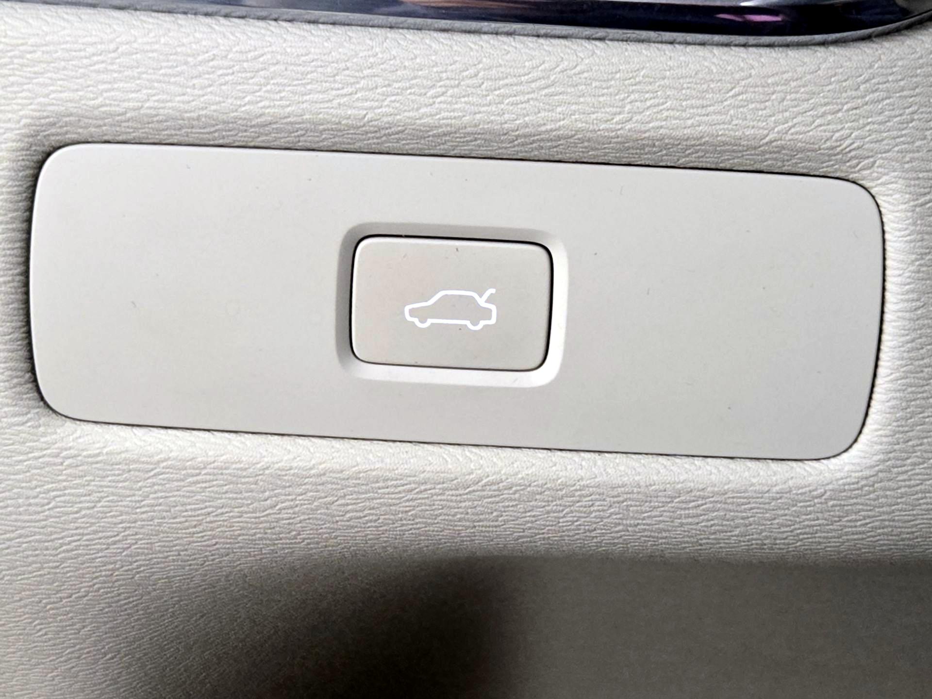 Thumbnail: 2023 Volvo XC60 - 13