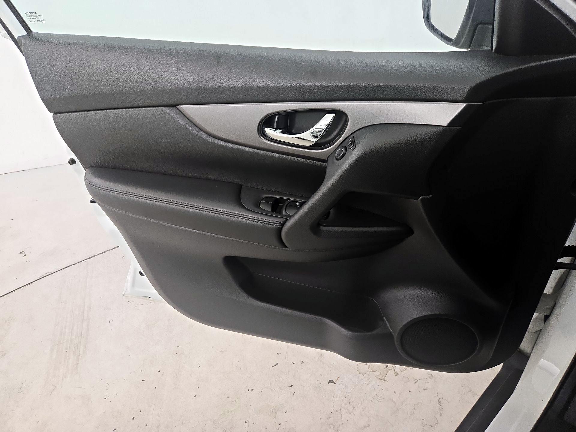 Thumbnail: 2016 Nissan Rogue - 12