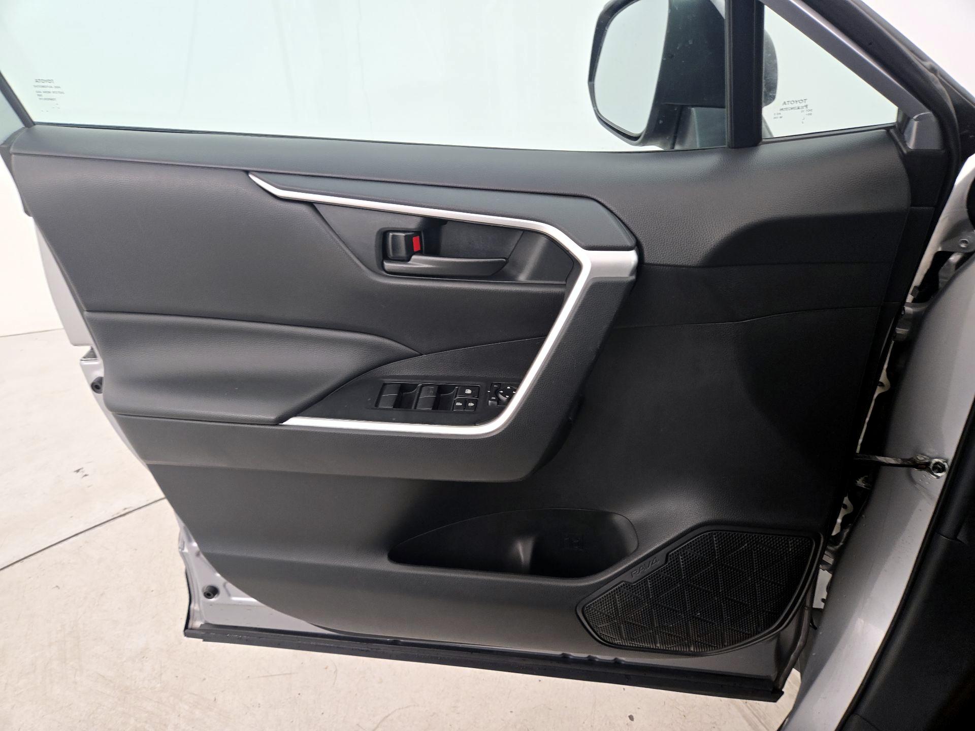 Thumbnail: 2021 Toyota RAV4 - 12