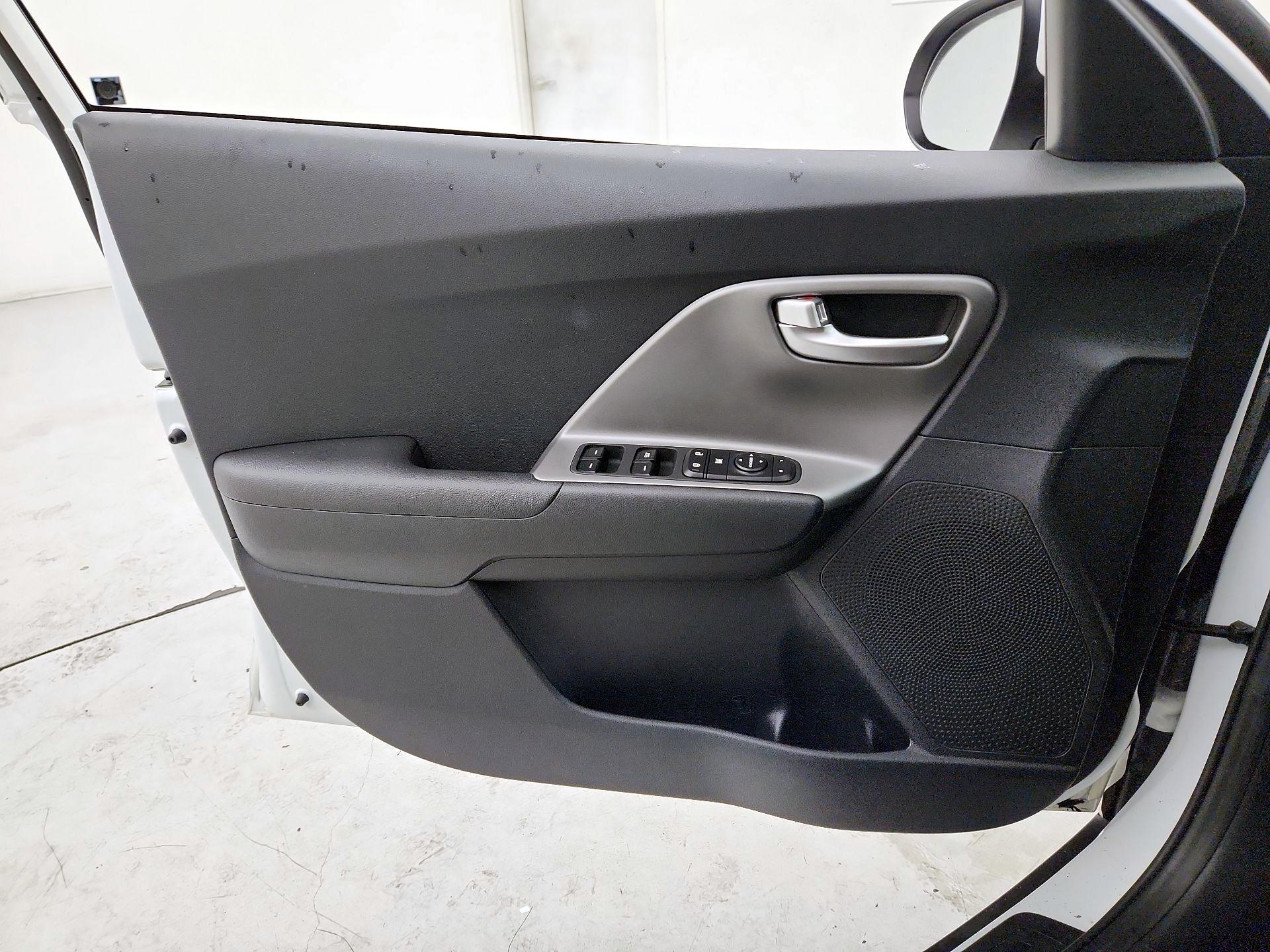 Thumbnail: 2022 Kia Niro - 12