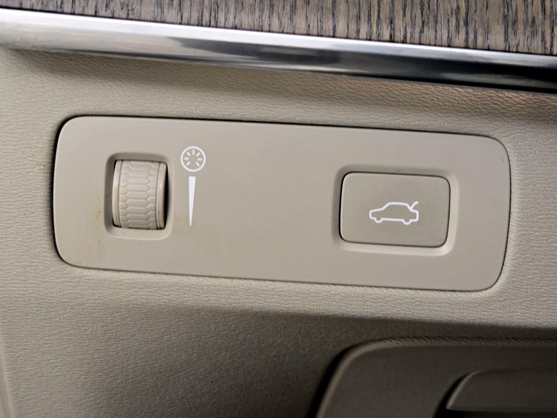 Thumbnail: 2022 Volvo XC90 - 13