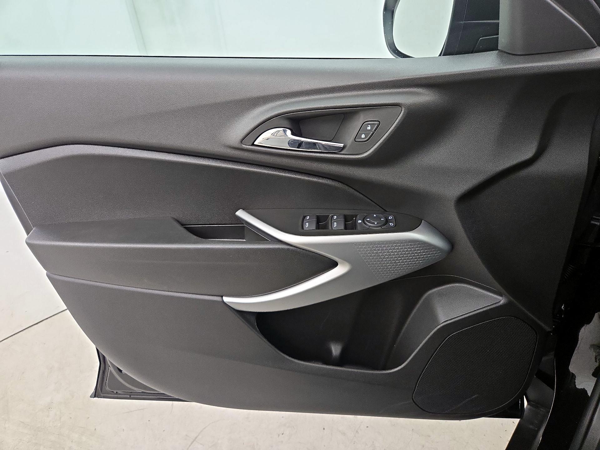 Thumbnail: 2025 Chevrolet Trax - 12