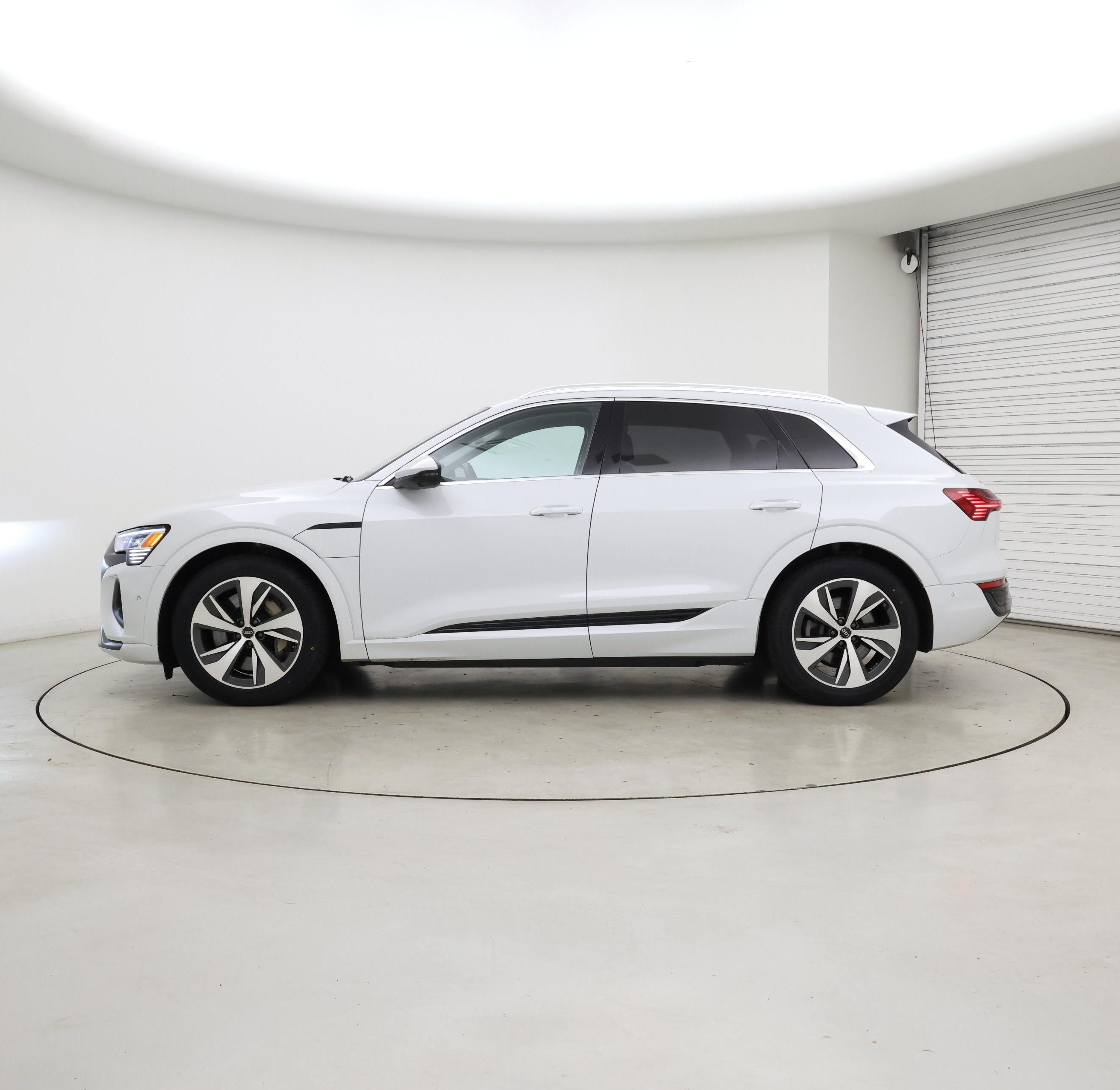 Thumbnail: 2024 Audi Q8 e-tron - 3