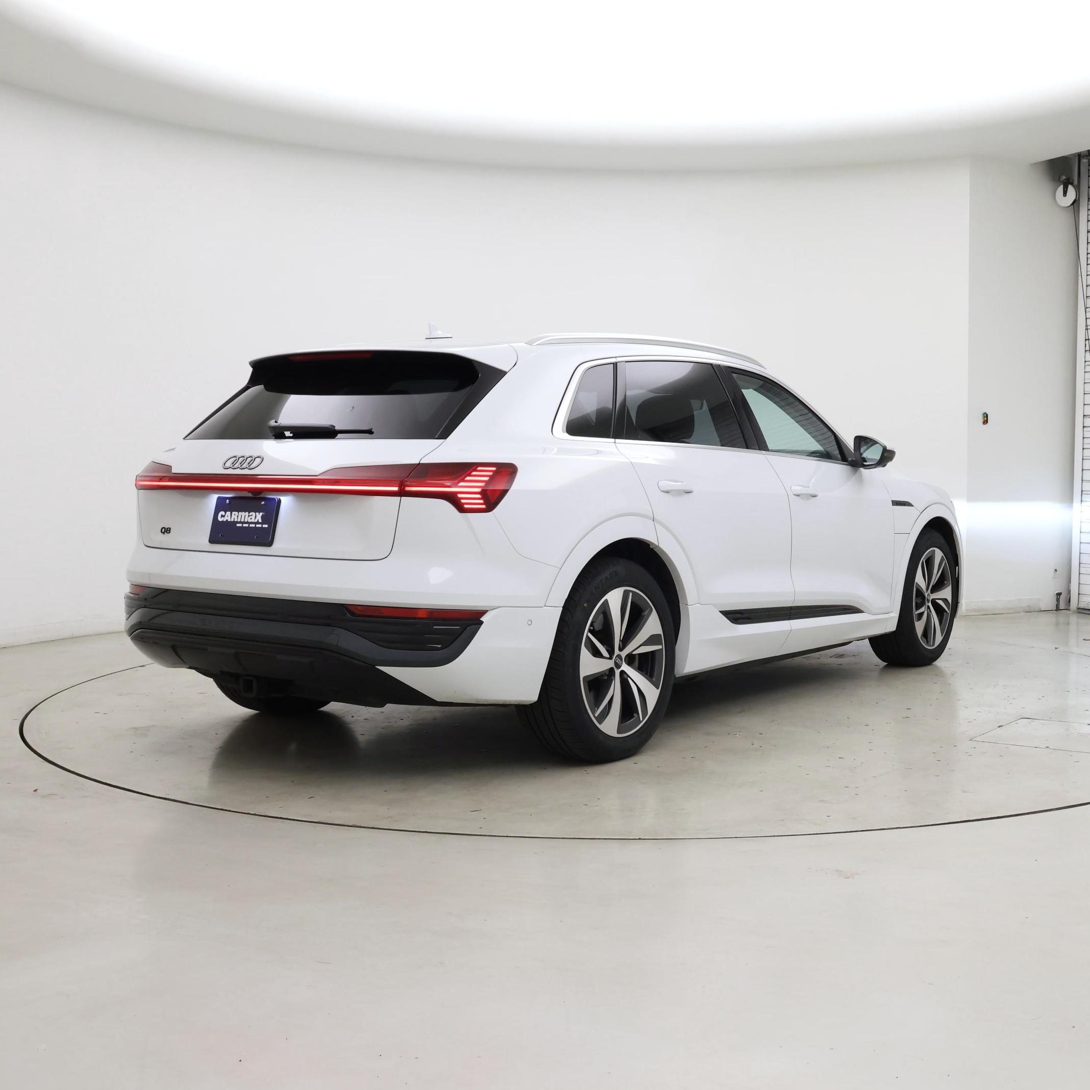 Thumbnail: 2024 Audi Q8 e-tron - 8