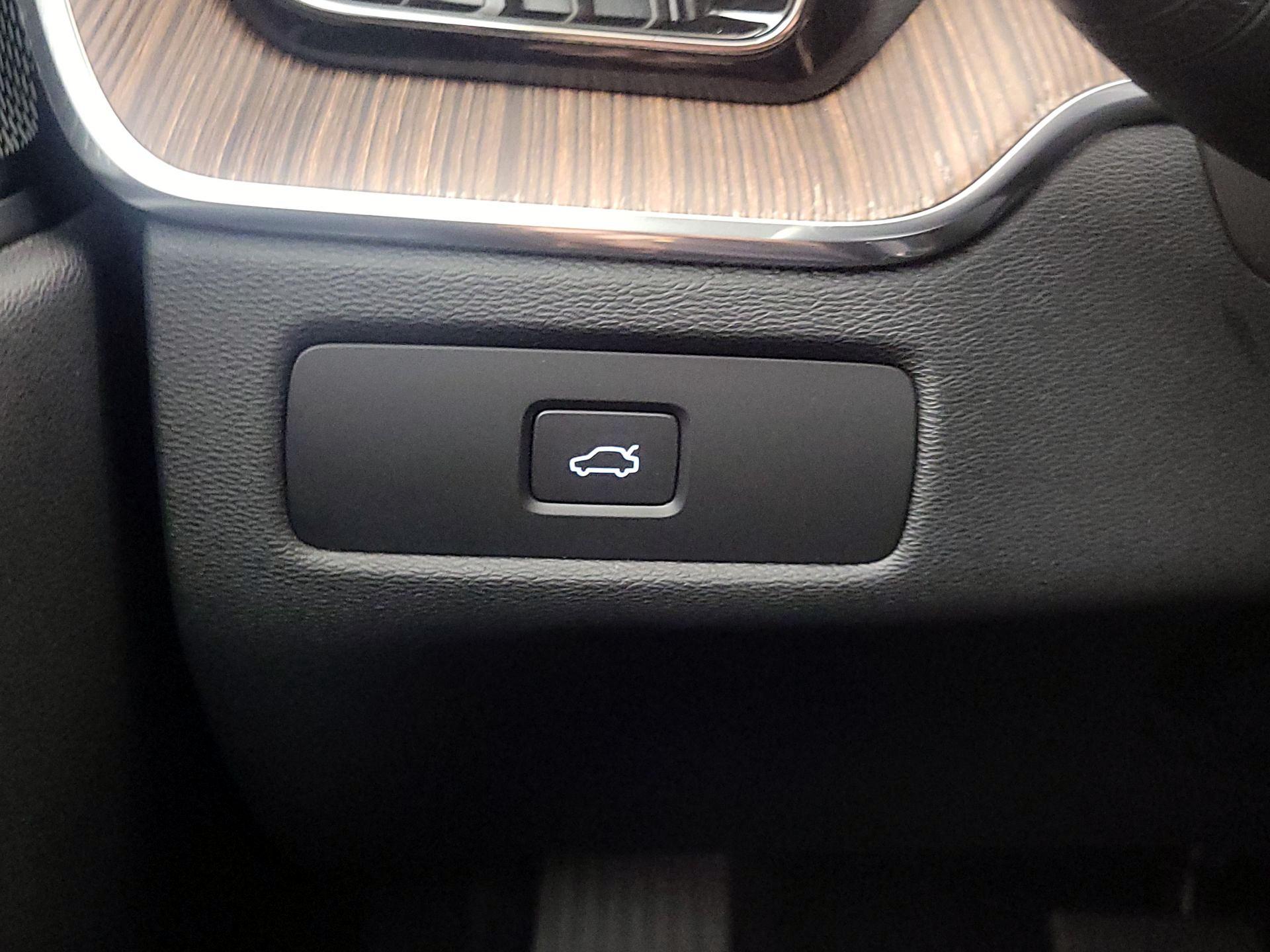 Thumbnail: 2023 Volvo XC60 - 13