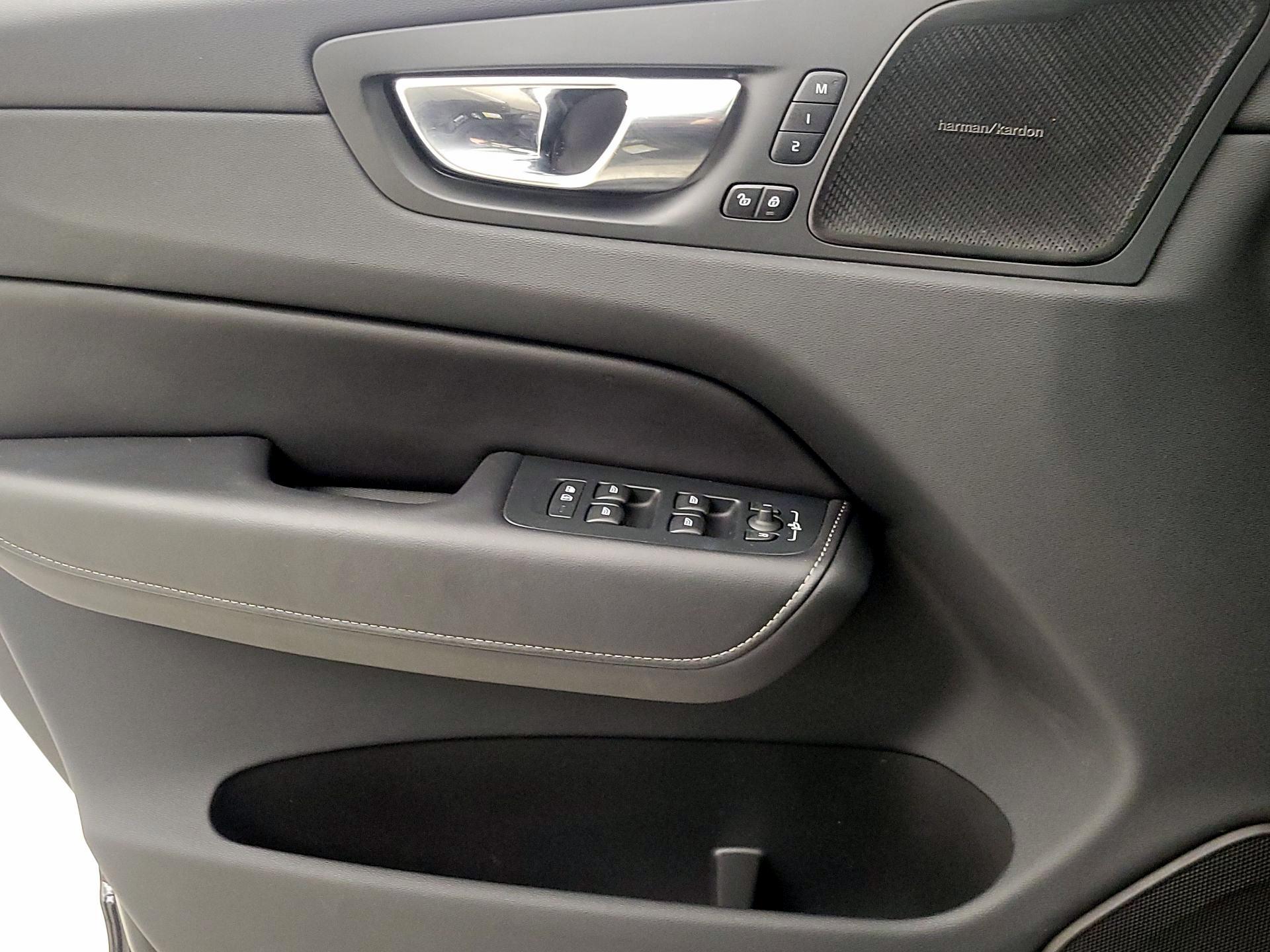 Thumbnail: 2022 Volvo XC60 - 12