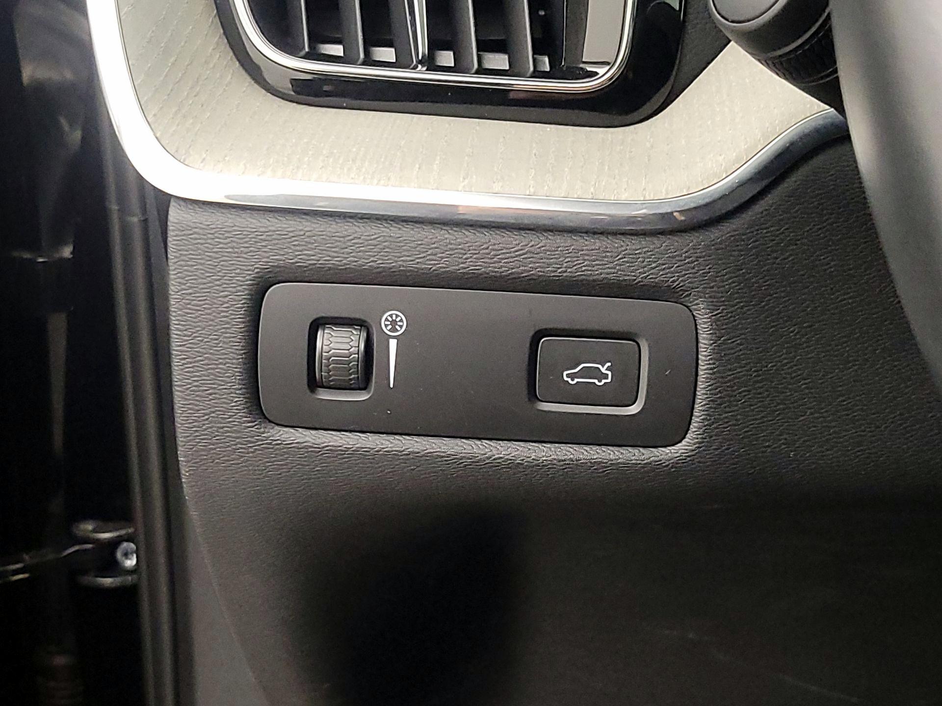 Thumbnail: 2022 Volvo XC60 - 13