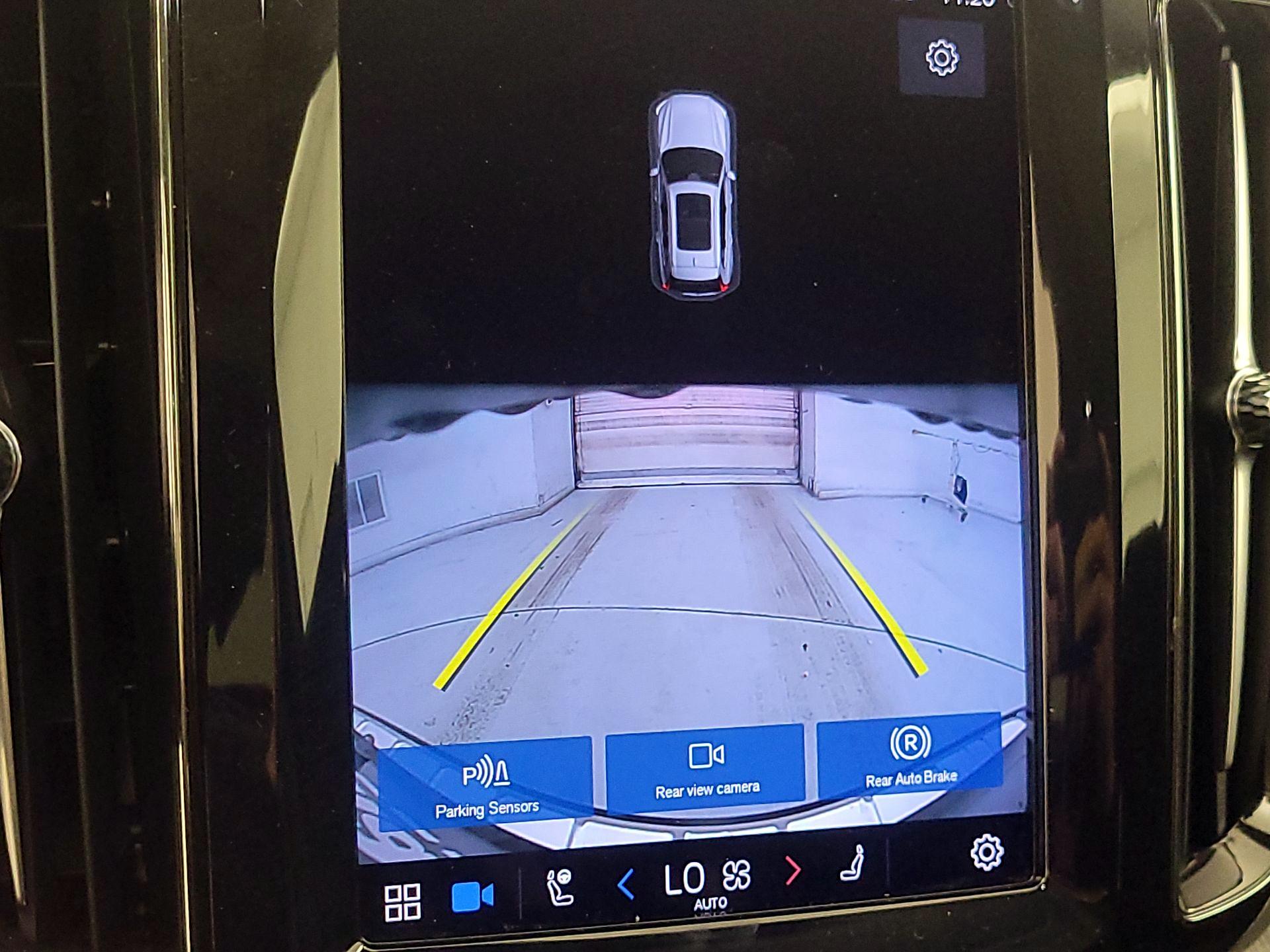 Thumbnail: 2022 Volvo XC60 - 14