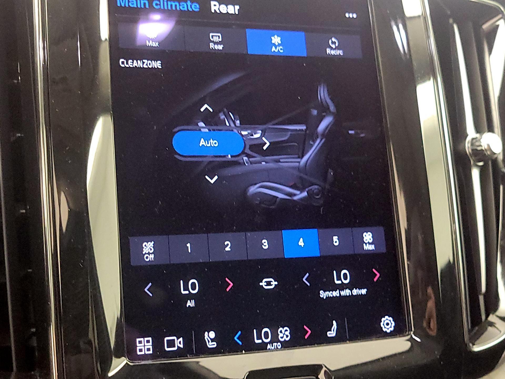 Thumbnail: 2022 Volvo XC60 - 16