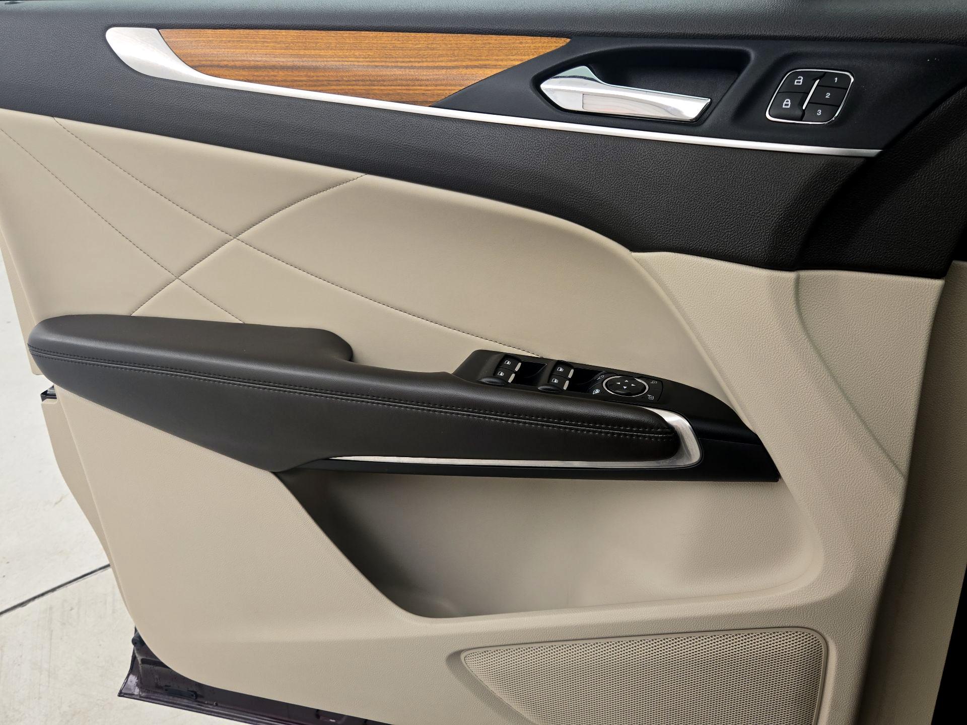 Thumbnail: 2019 Lincoln MKC - 12