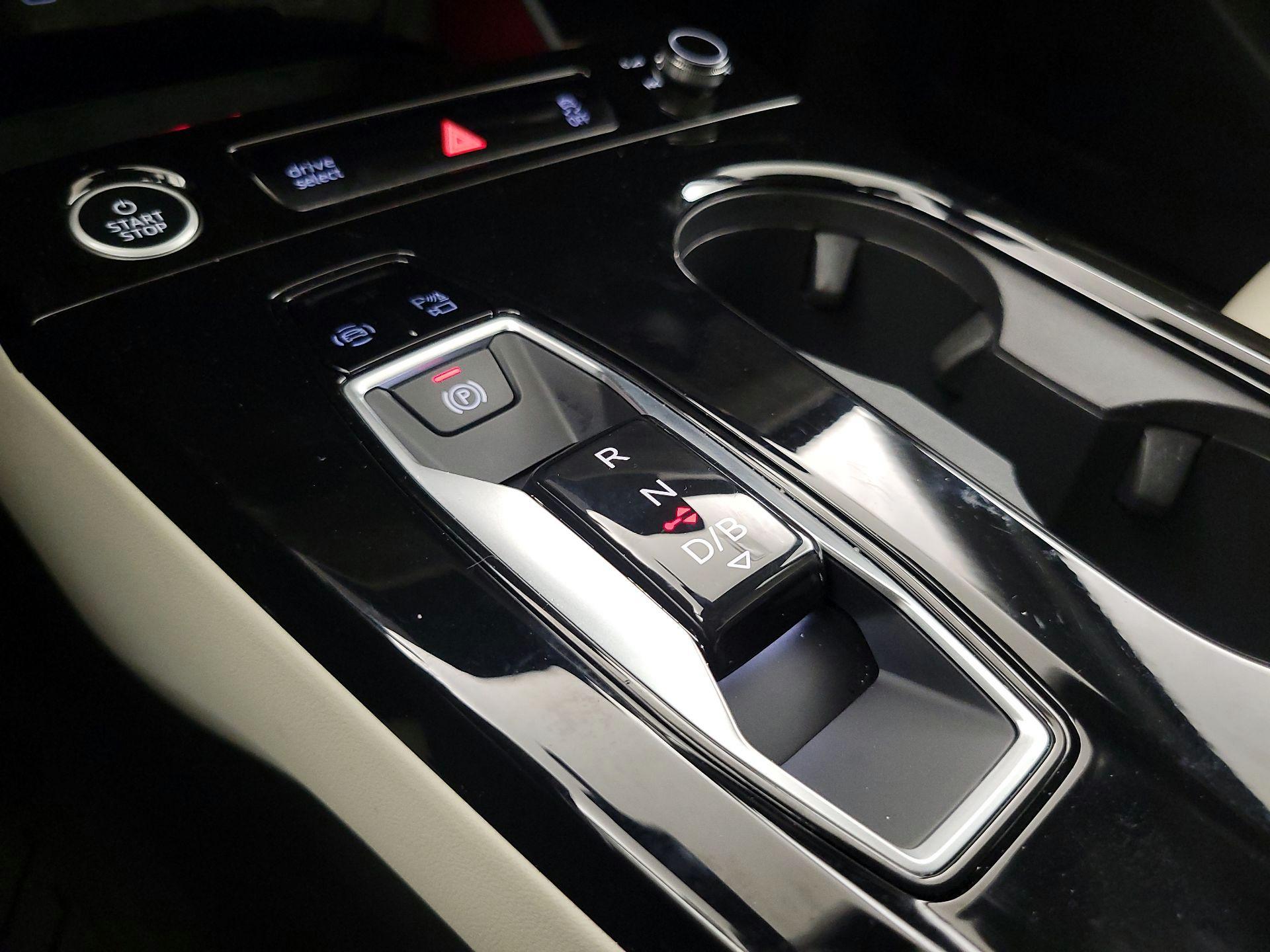 Thumbnail: 2025 Audi Q6 e-tron - 17