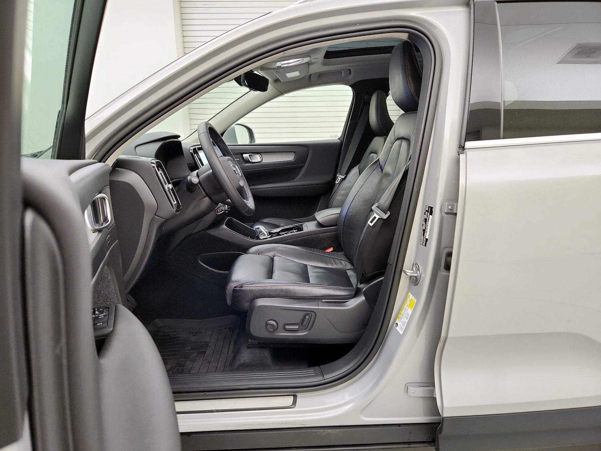 Thumbnail: 2023 Volvo XC40 - 11