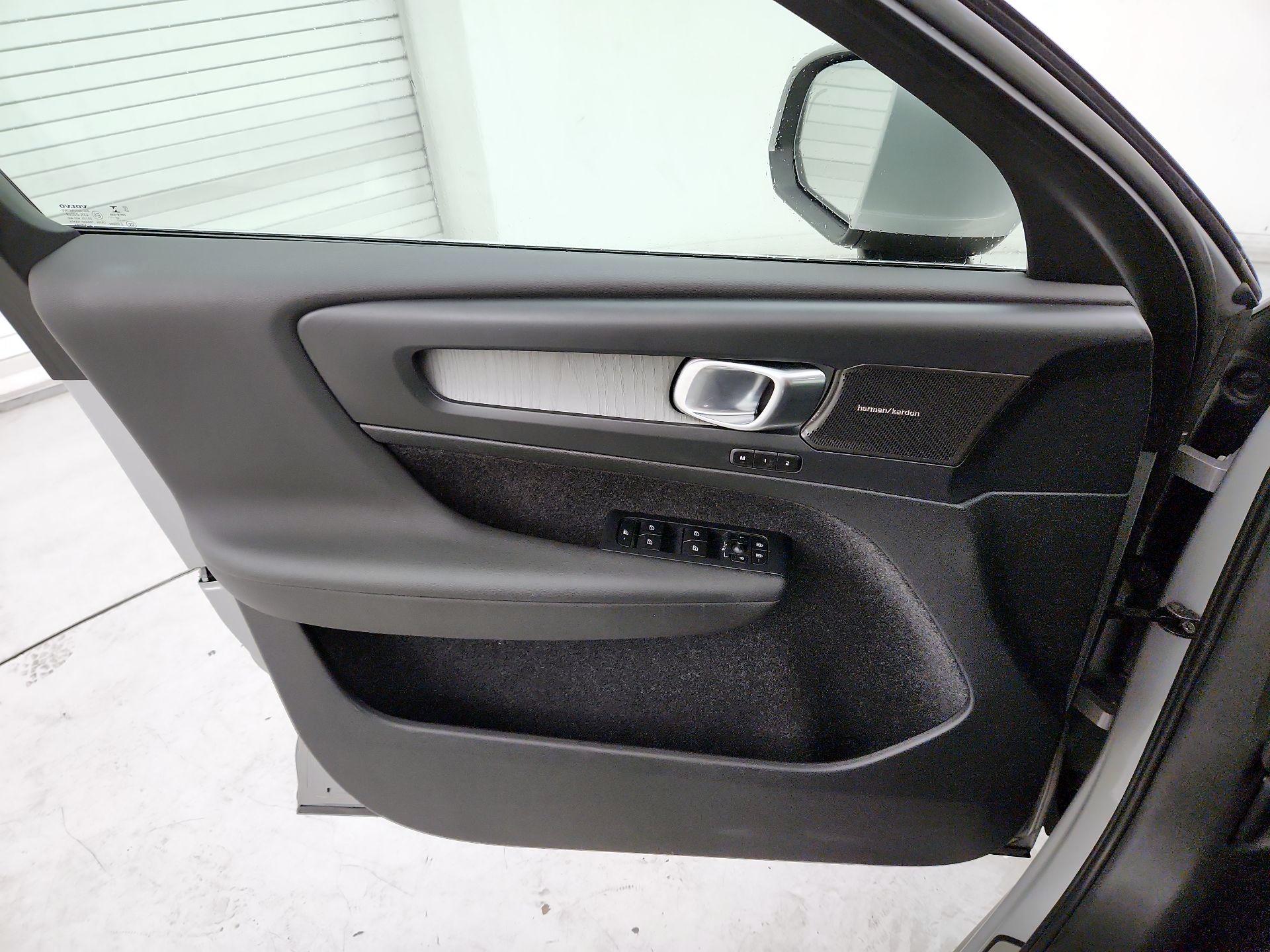 Thumbnail: 2023 Volvo XC40 - 12