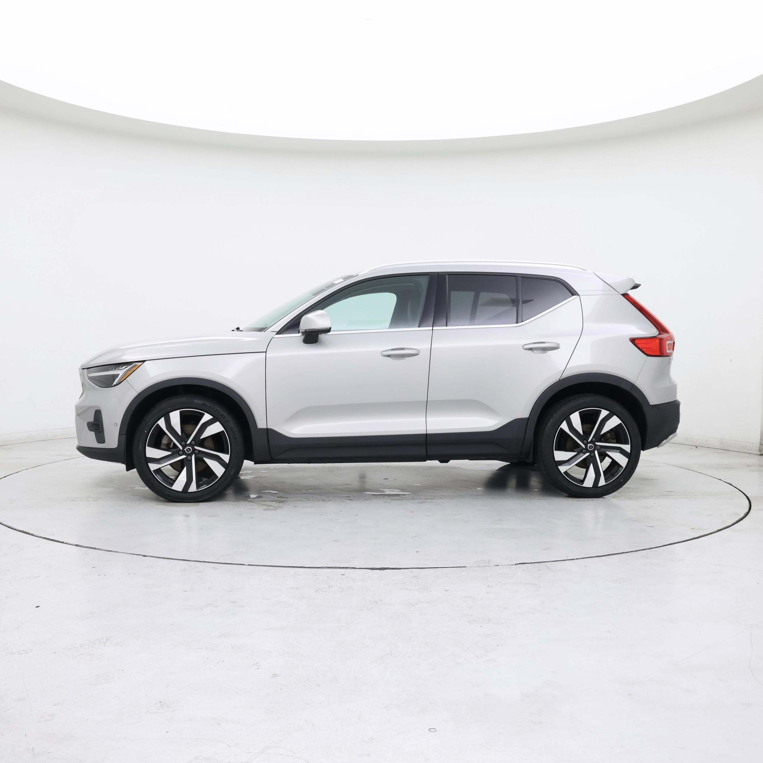 Thumbnail: 2023 Volvo XC40 - 3