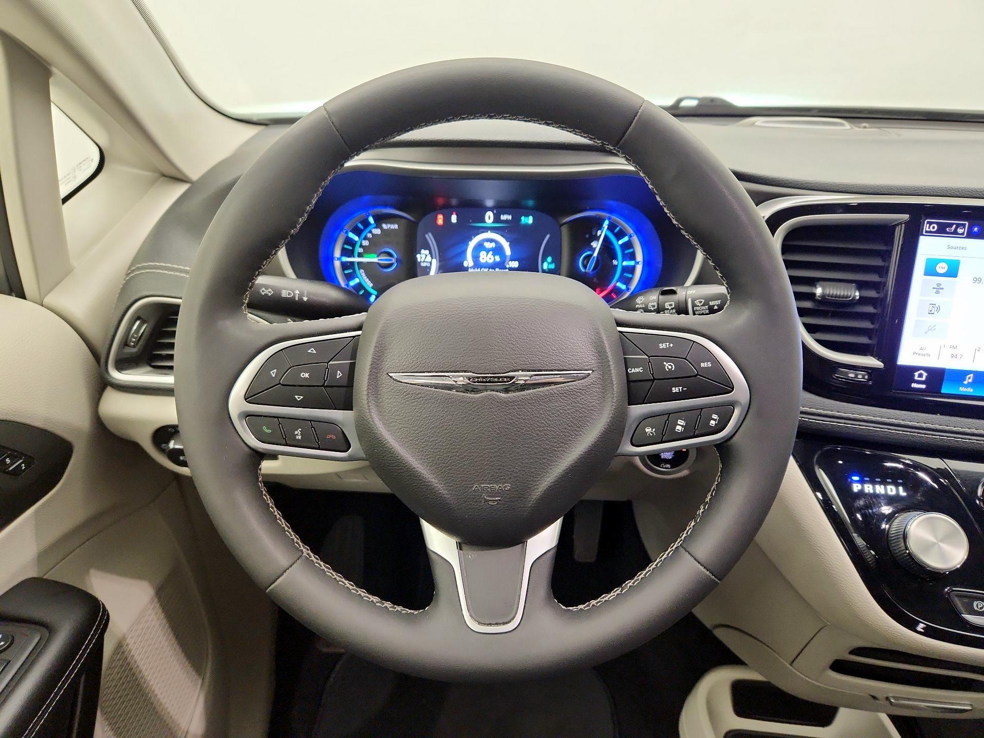 Thumbnail: 2022 Chrysler Pacifica - 10