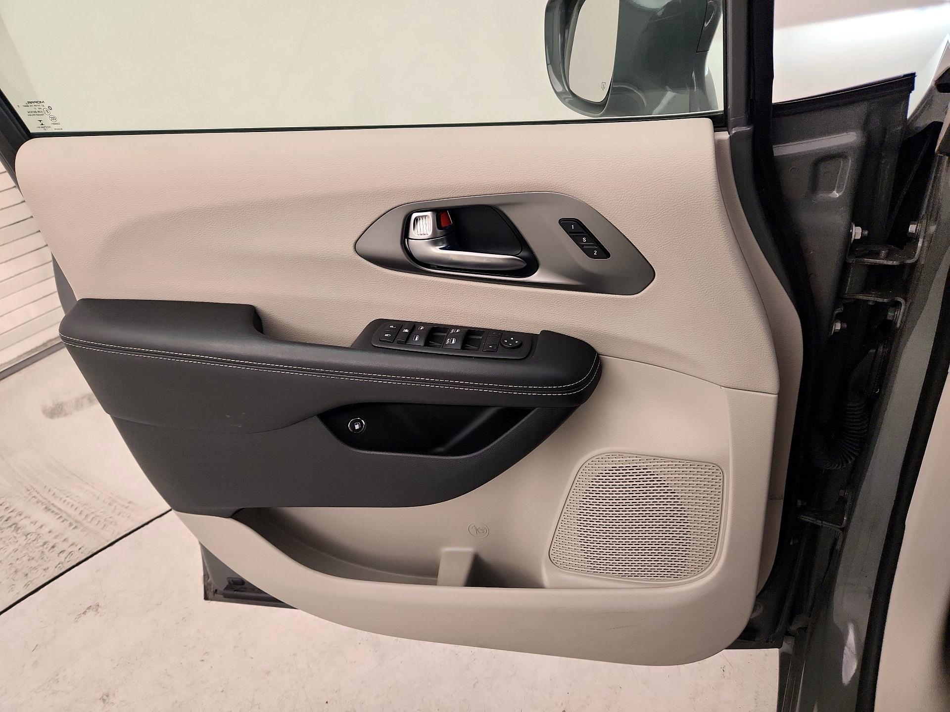 Thumbnail: 2022 Chrysler Pacifica - 12