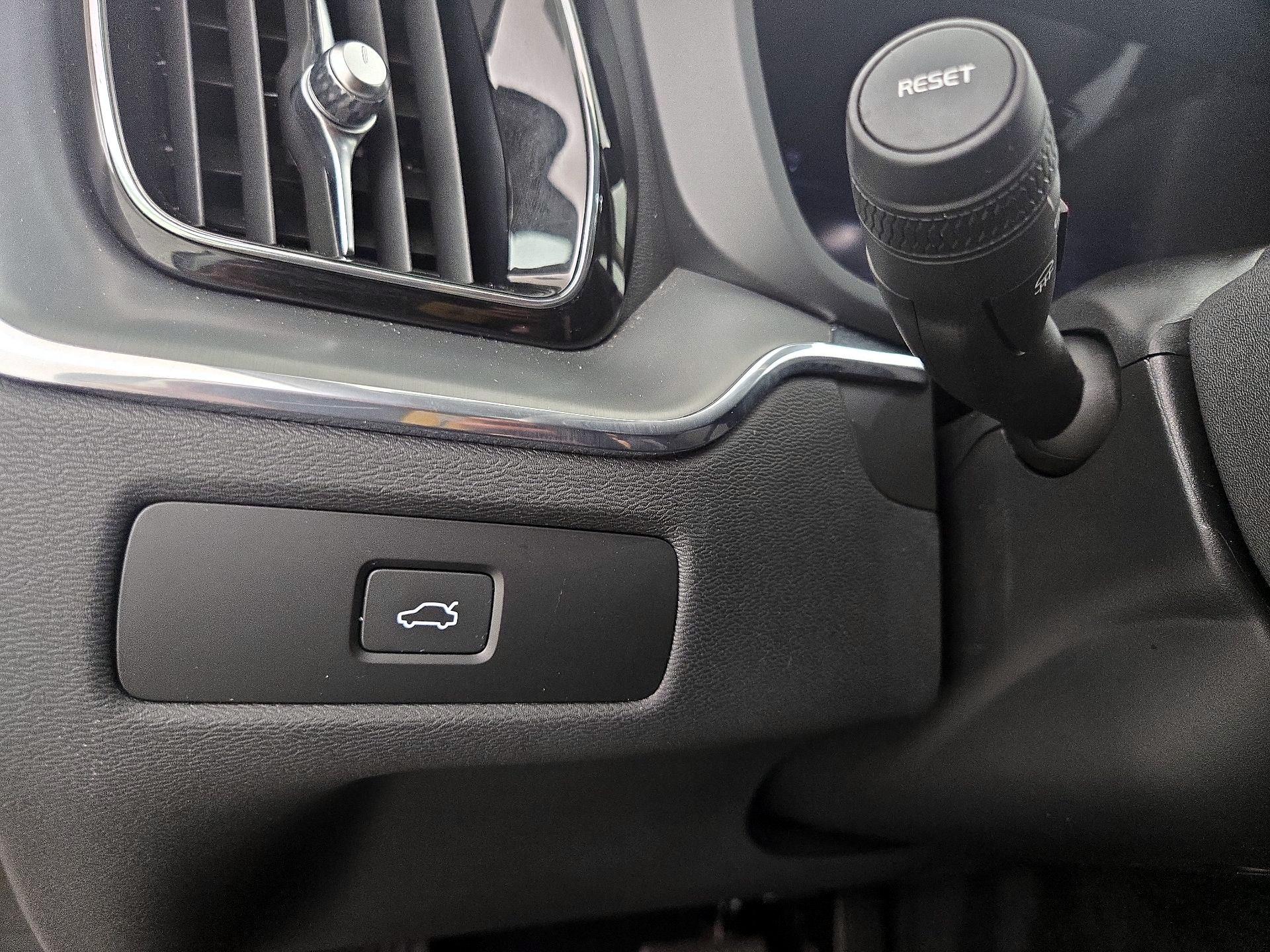 Thumbnail: 2023 Volvo XC60 - 13