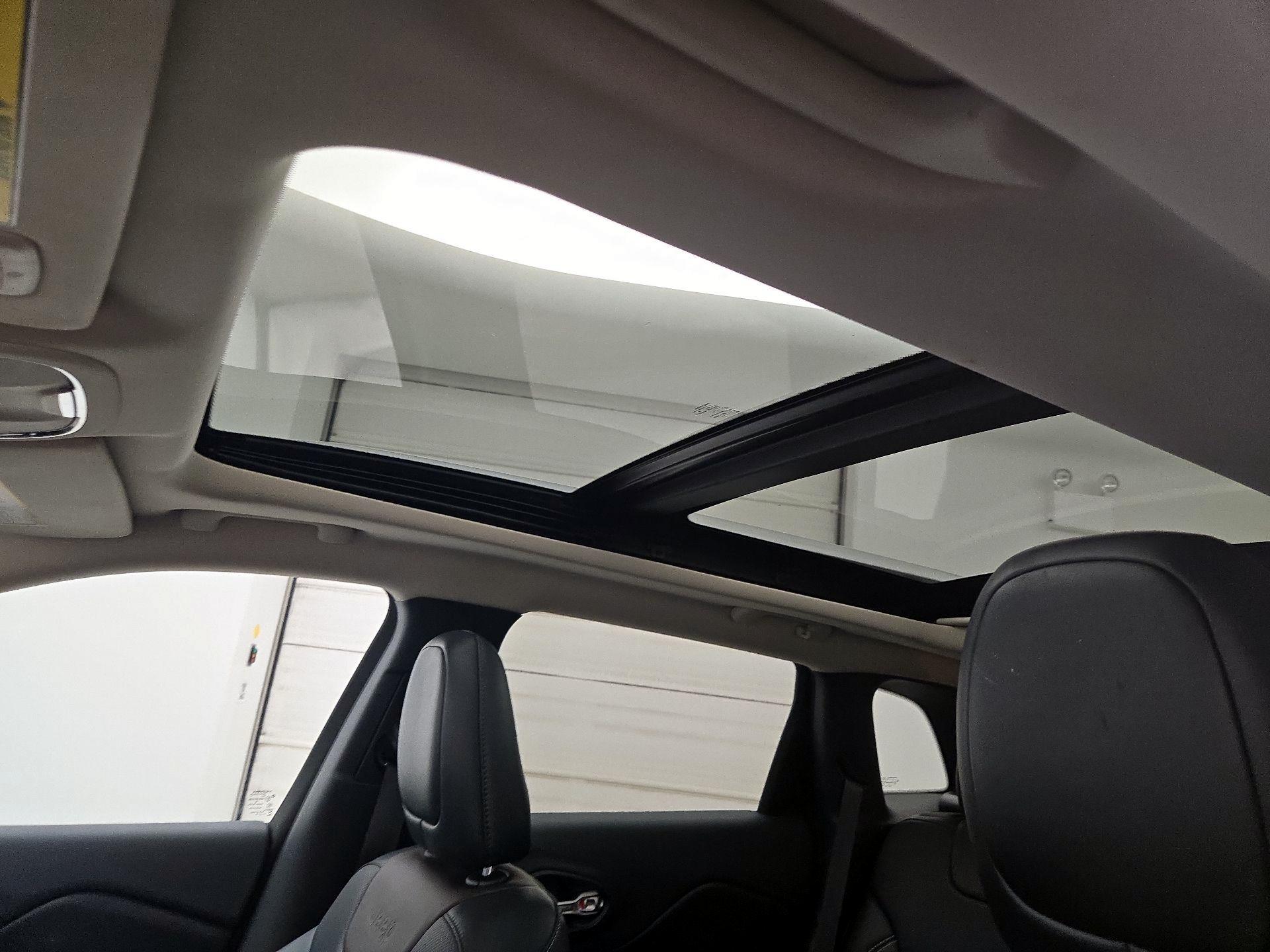 Thumbnail: 2014 Jeep Cherokee - 20