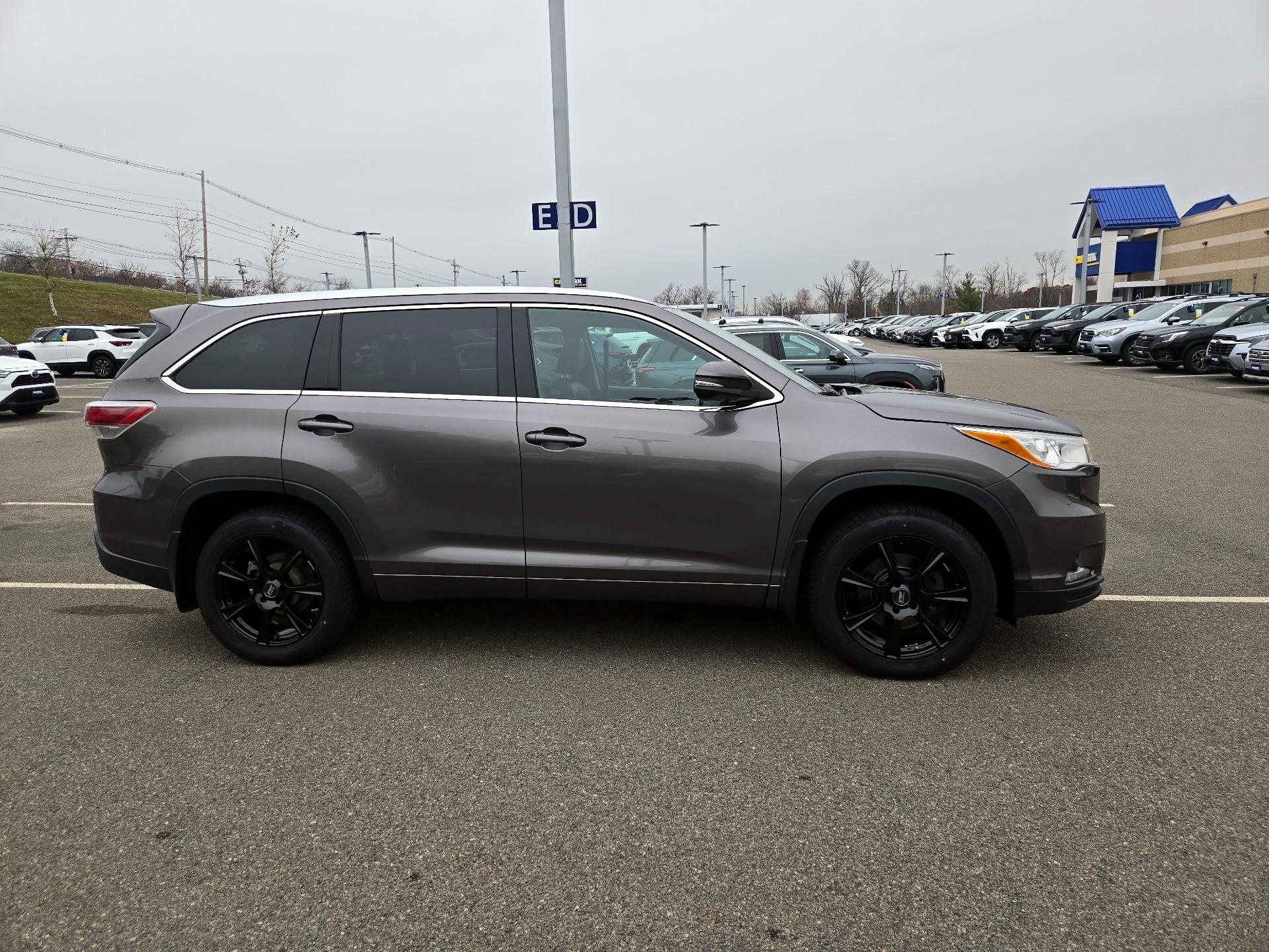 Thumbnail: 2016 Toyota Highlander - 4