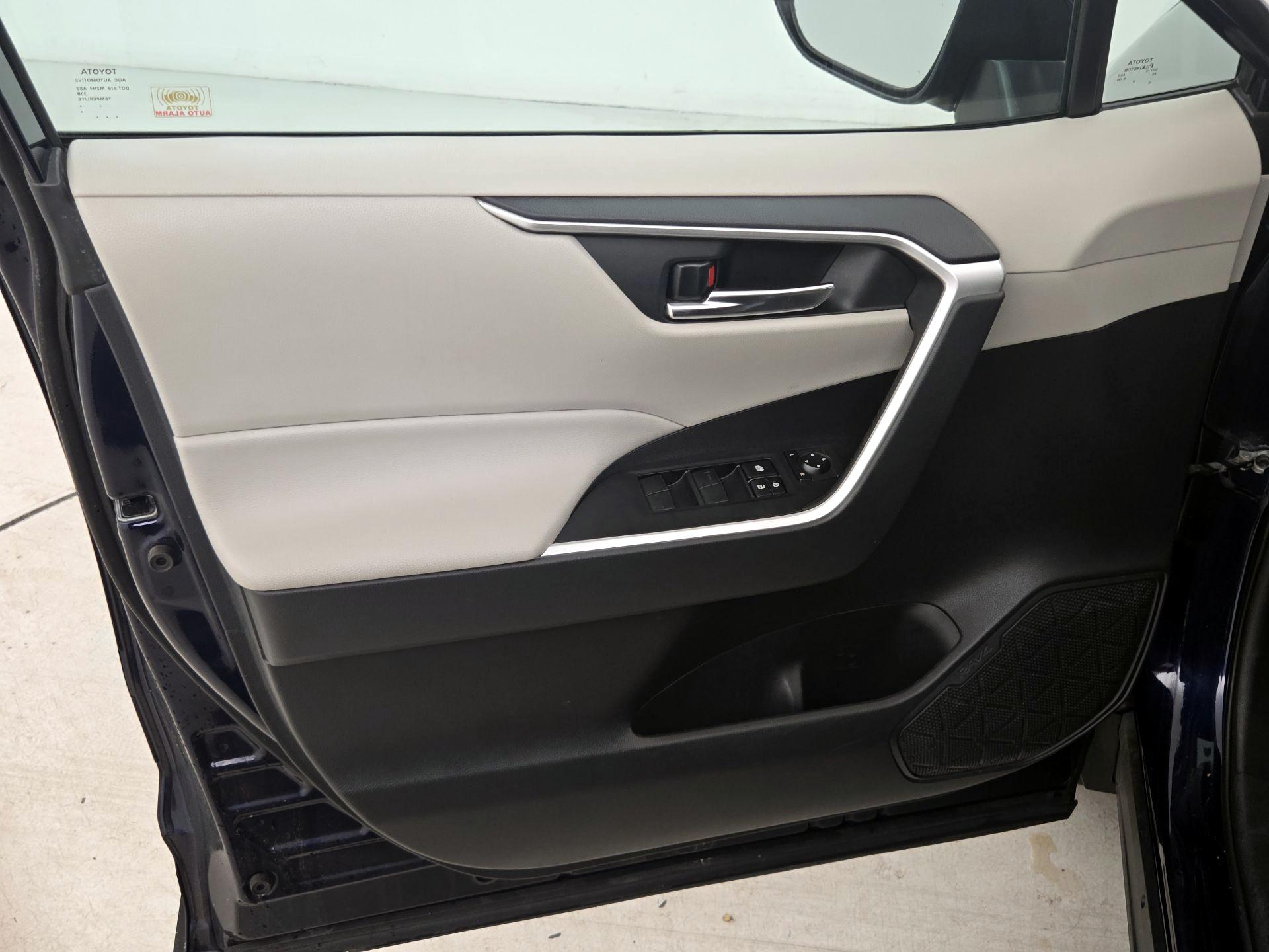 Thumbnail: 2020 Toyota RAV4 - 12