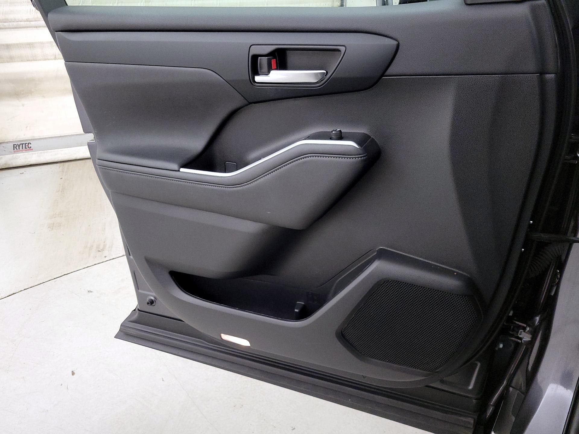 Thumbnail: 2023 Toyota Highlander - 12