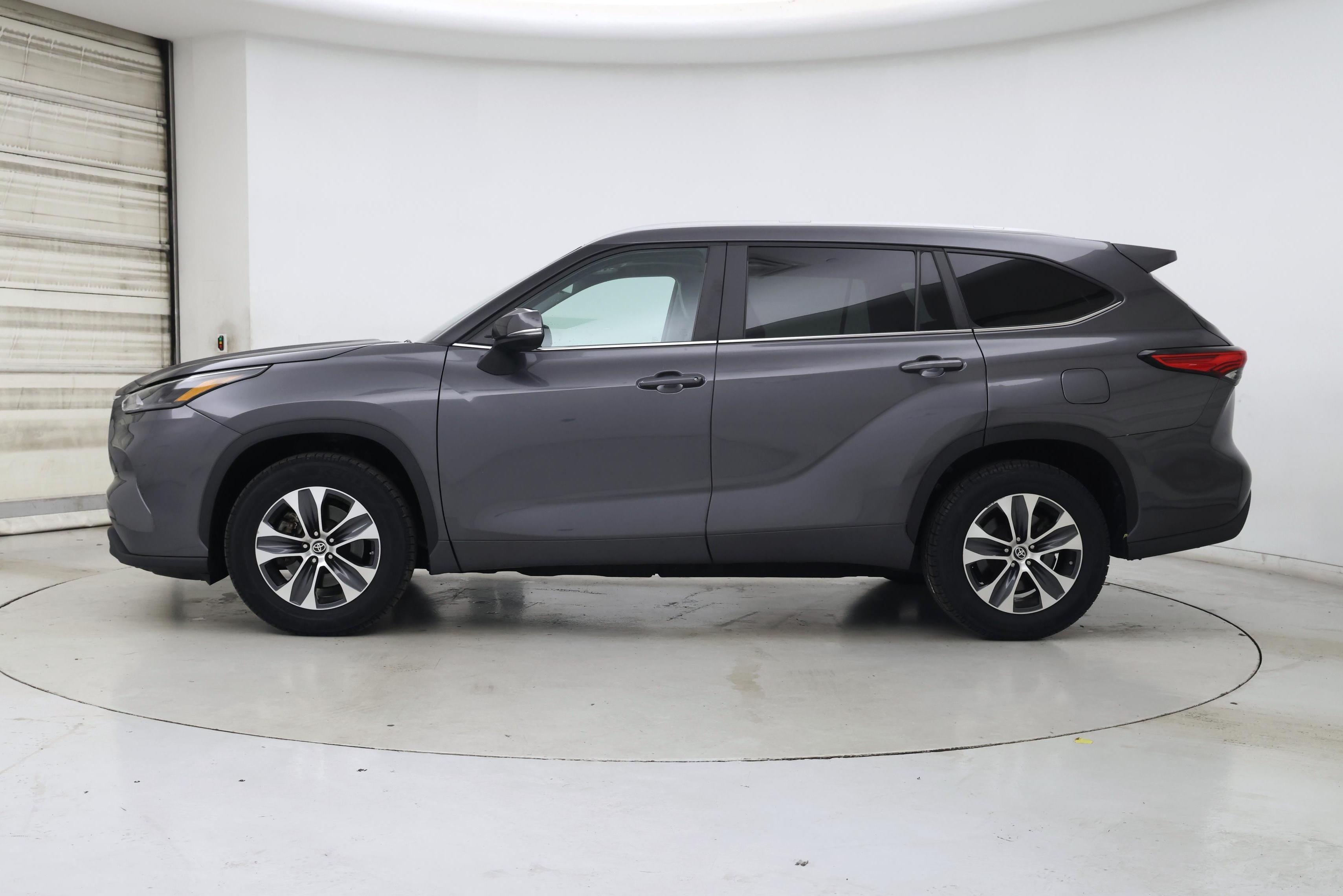 Thumbnail: 2023 Toyota Highlander - 3