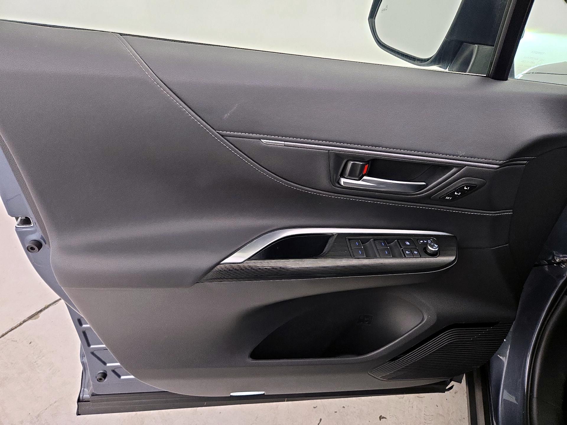 Thumbnail: 2022 Toyota Venza - 12