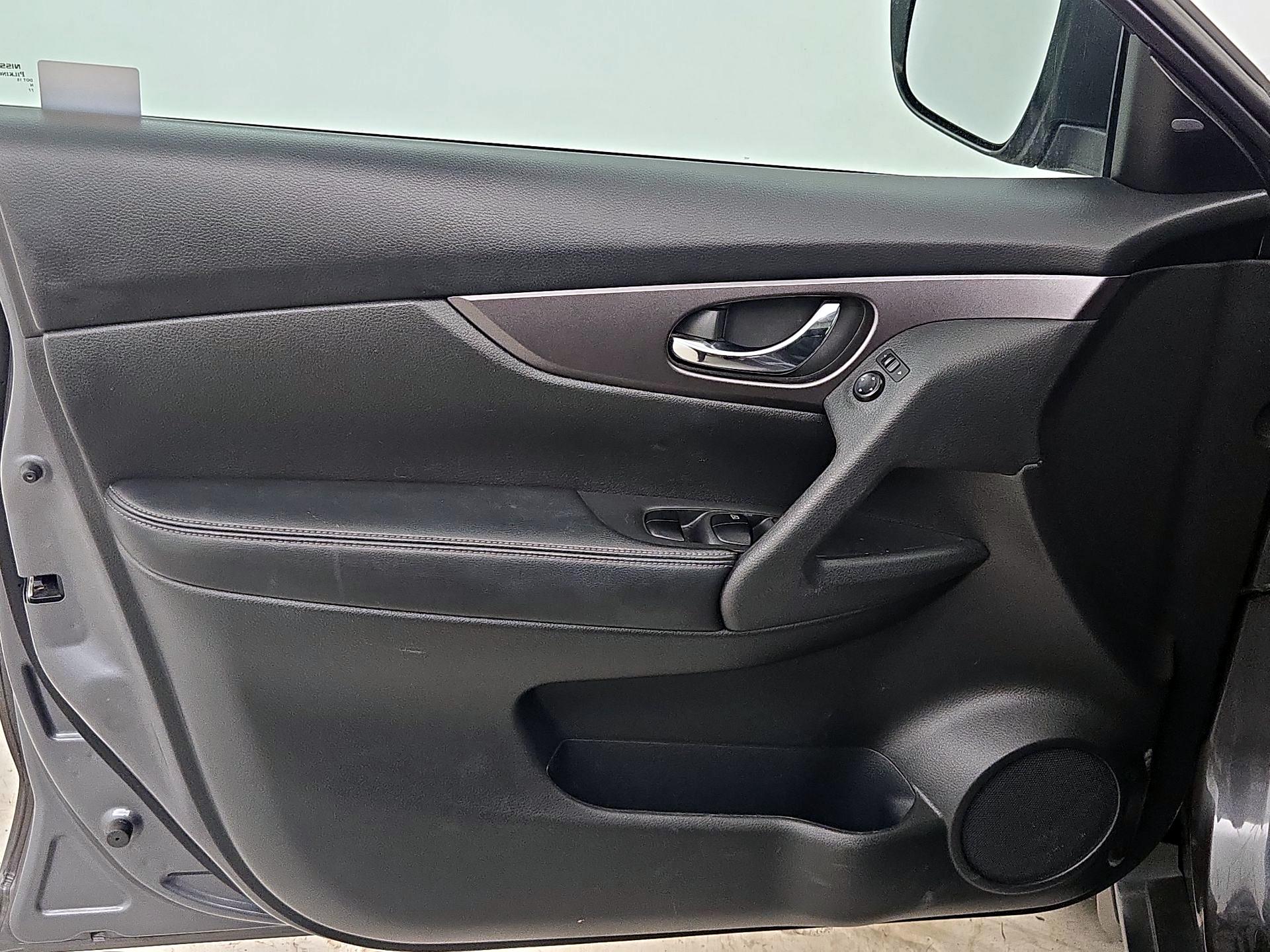 Thumbnail: 2016 Nissan Rogue - 12