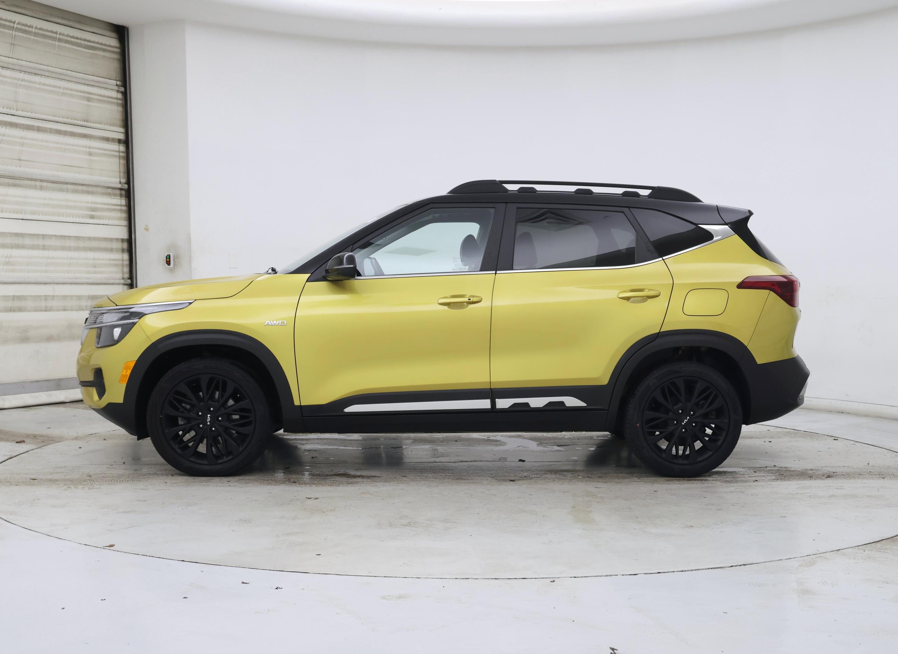 Thumbnail: 2023 Kia Seltos - 3