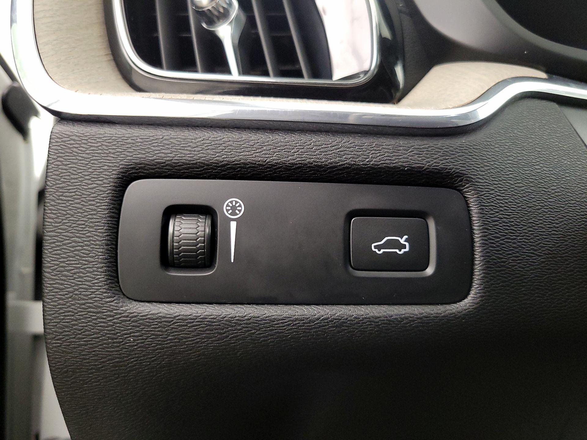 Thumbnail: 2022 Volvo XC60 - 13