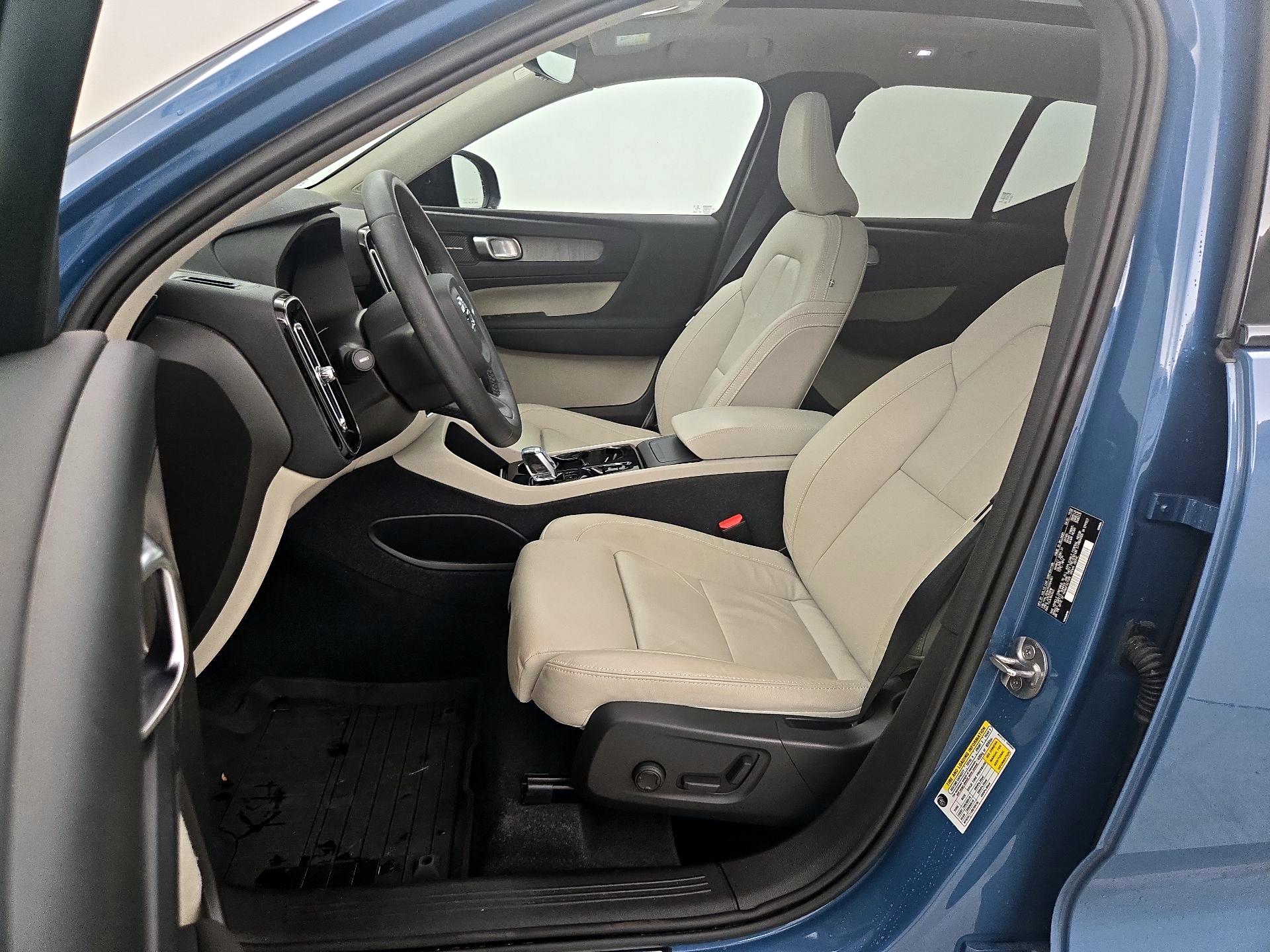 Thumbnail: 2023 Volvo XC40 - 11