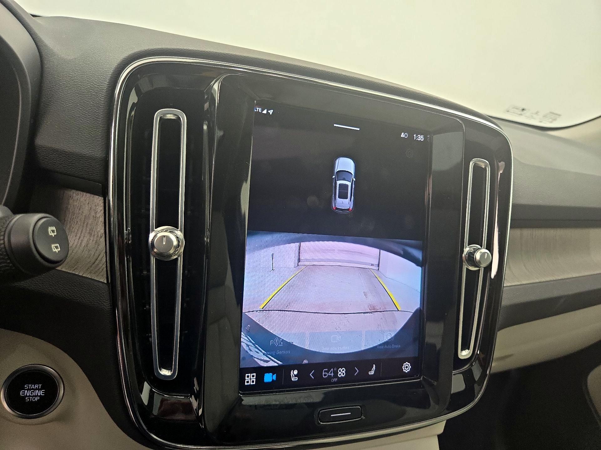 Thumbnail: 2023 Volvo XC40 - 15