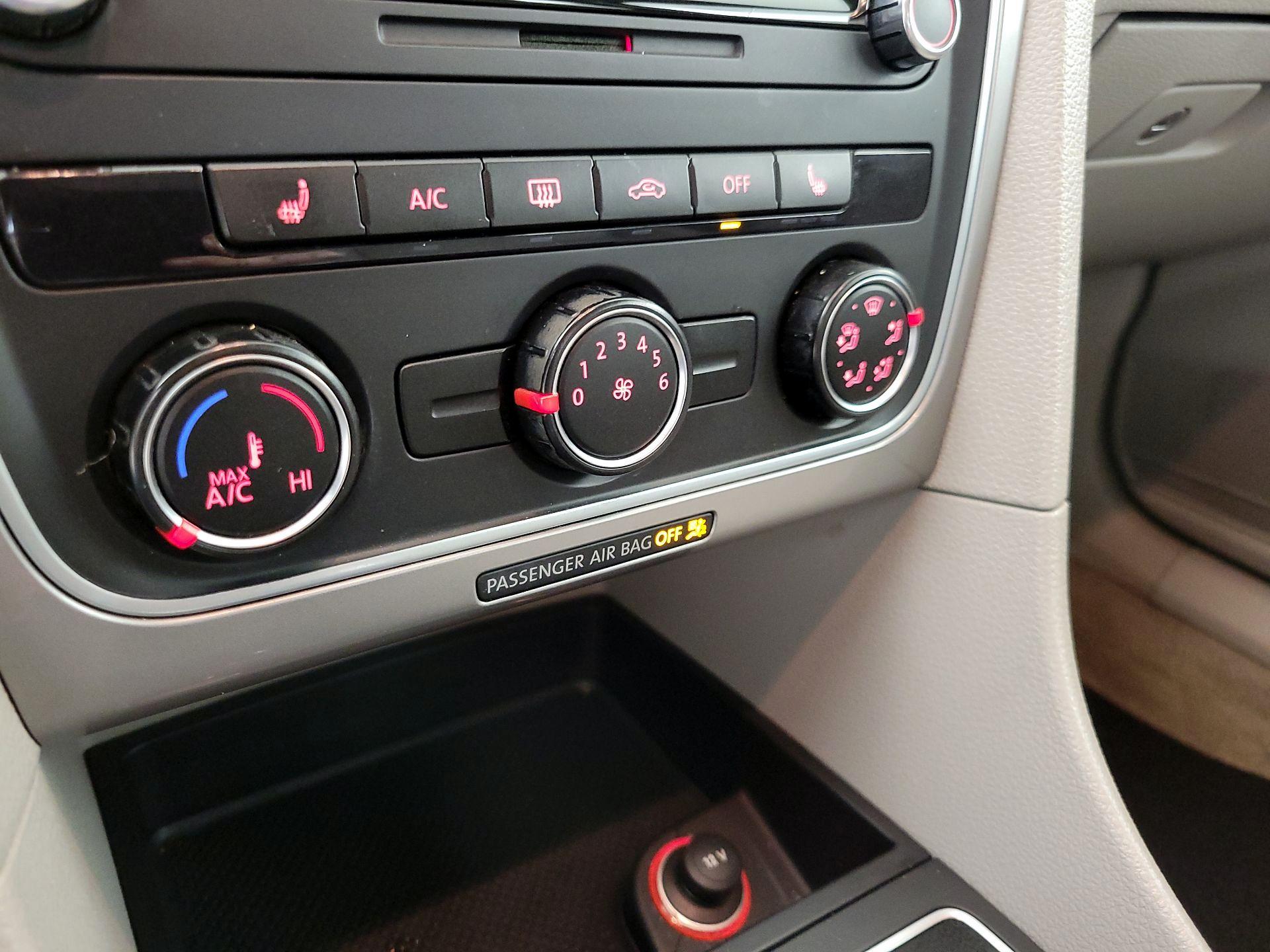 Thumbnail: 2015 Volkswagen Passat - 15