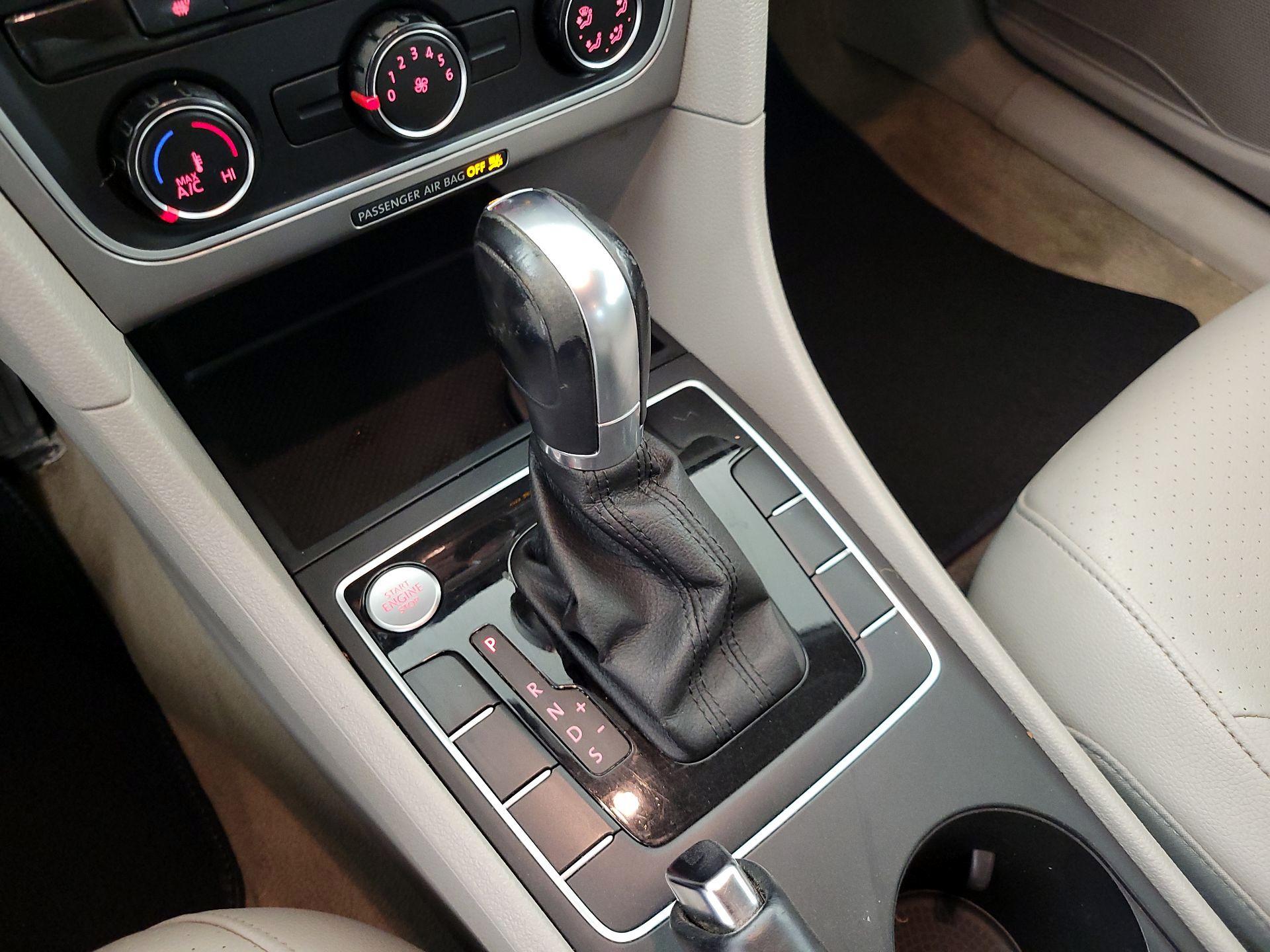 Thumbnail: 2015 Volkswagen Passat - 16