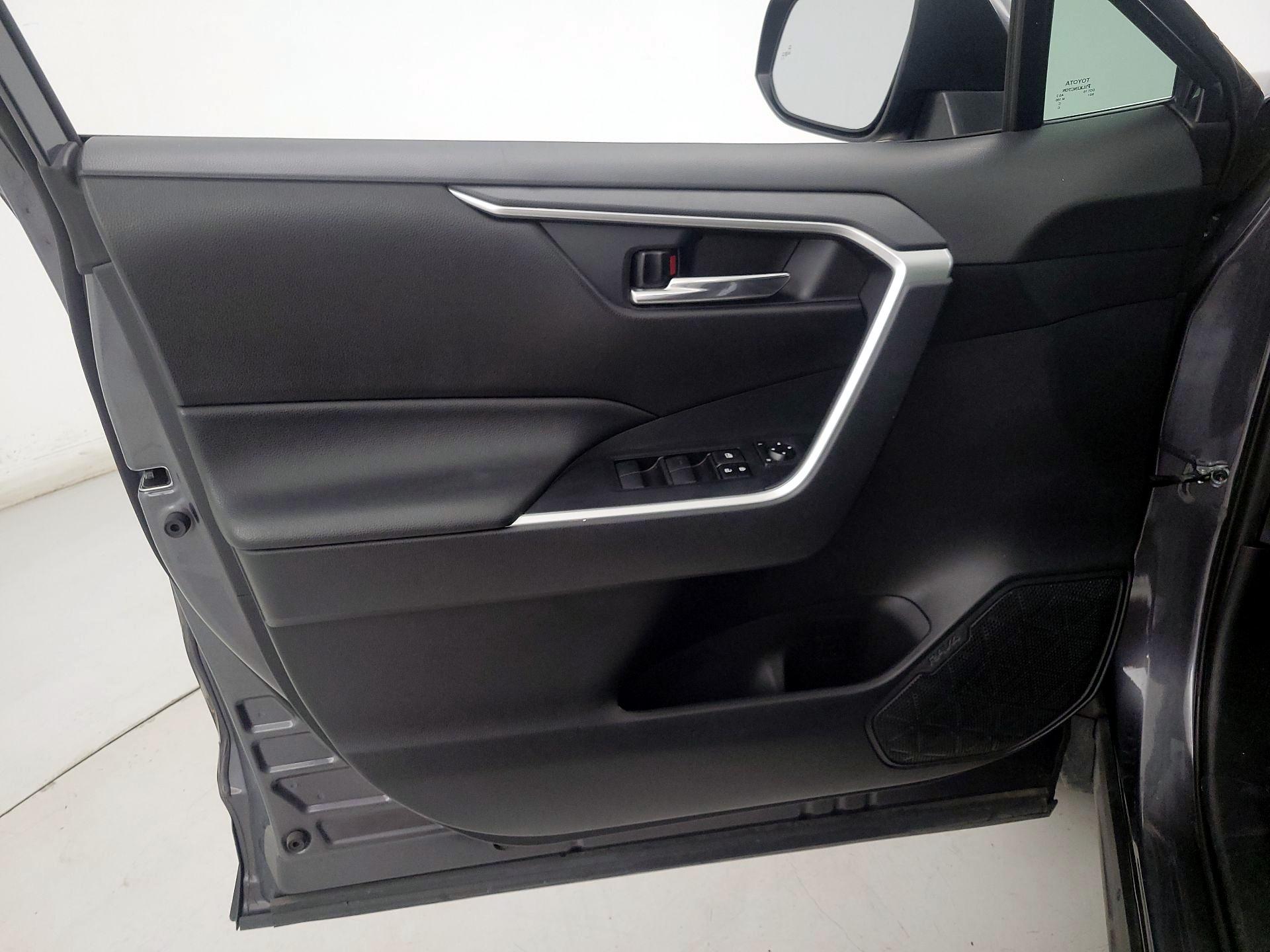 Thumbnail: 2020 Toyota RAV4 - 12
