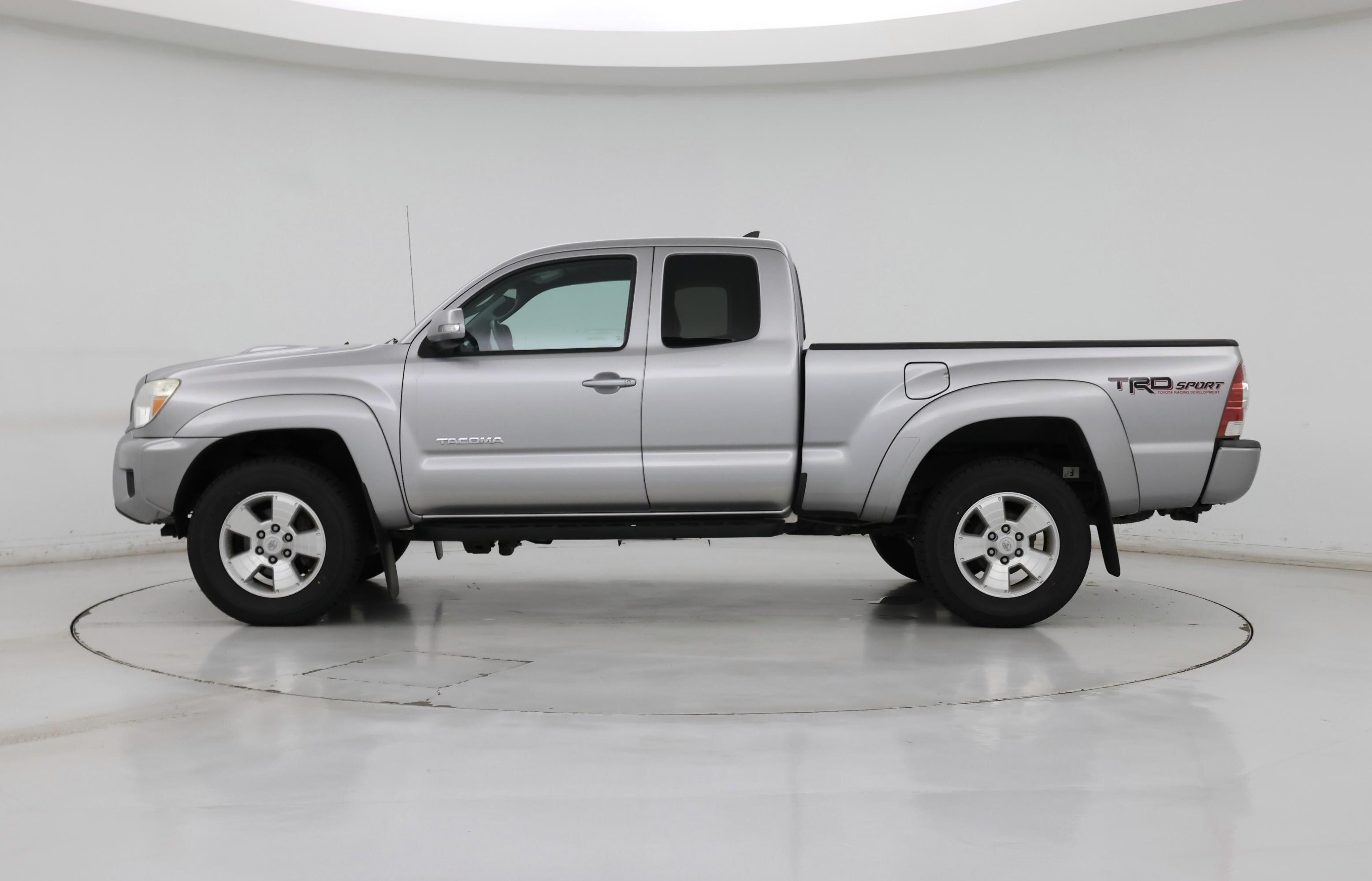 Thumbnail: 2015 Toyota Tacoma - 3
