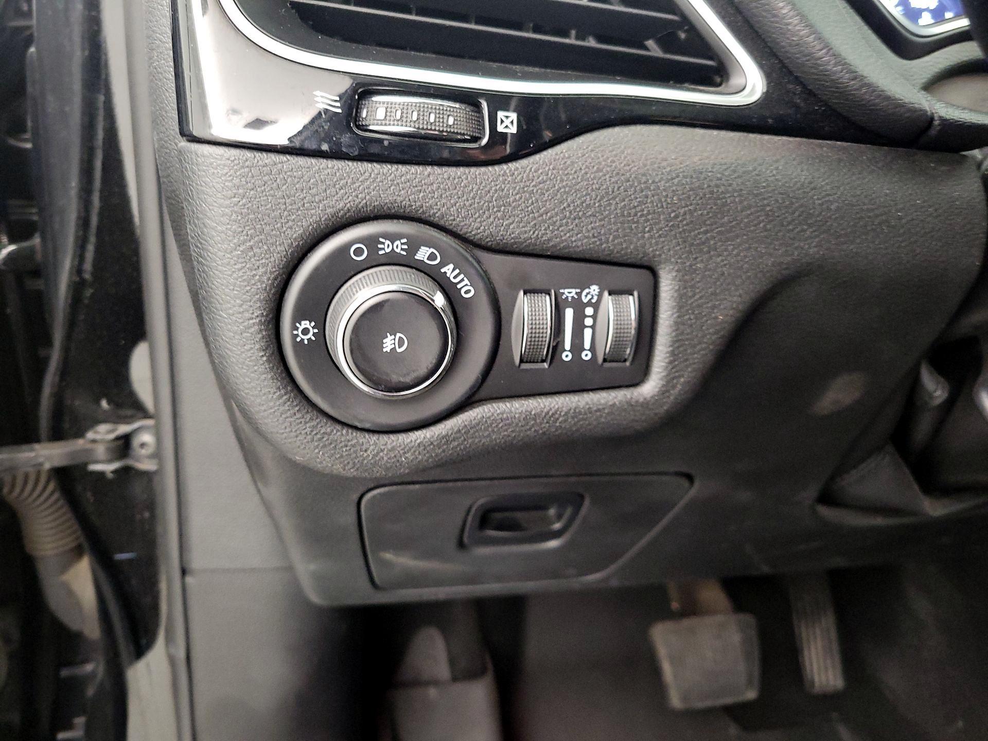 Thumbnail: 2021 Jeep Cherokee - 13