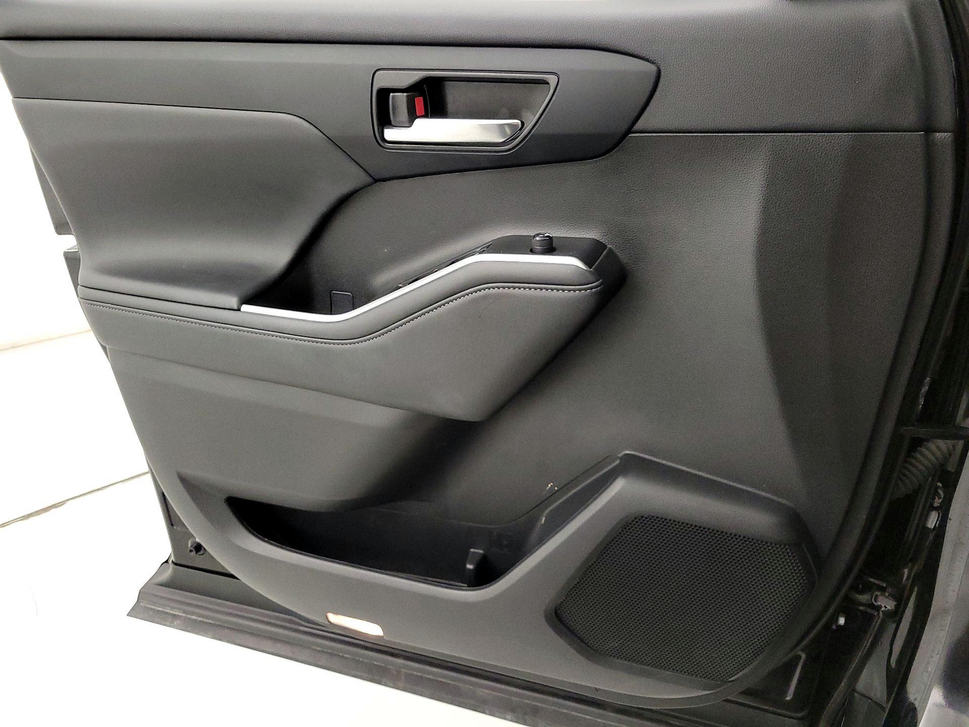 Thumbnail: 2021 Toyota Highlander - 12