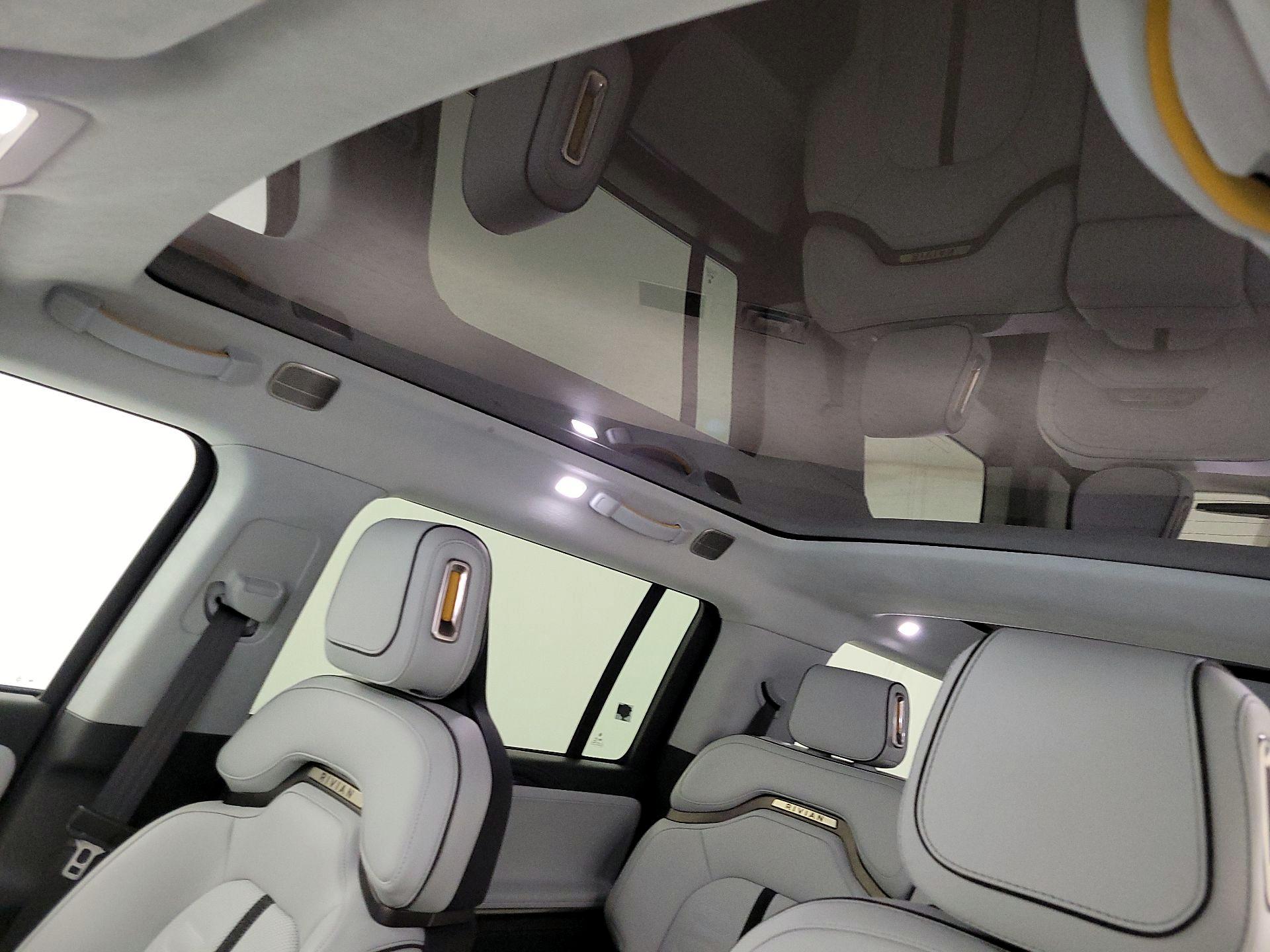Thumbnail: 2024 Rivian R1S - 19