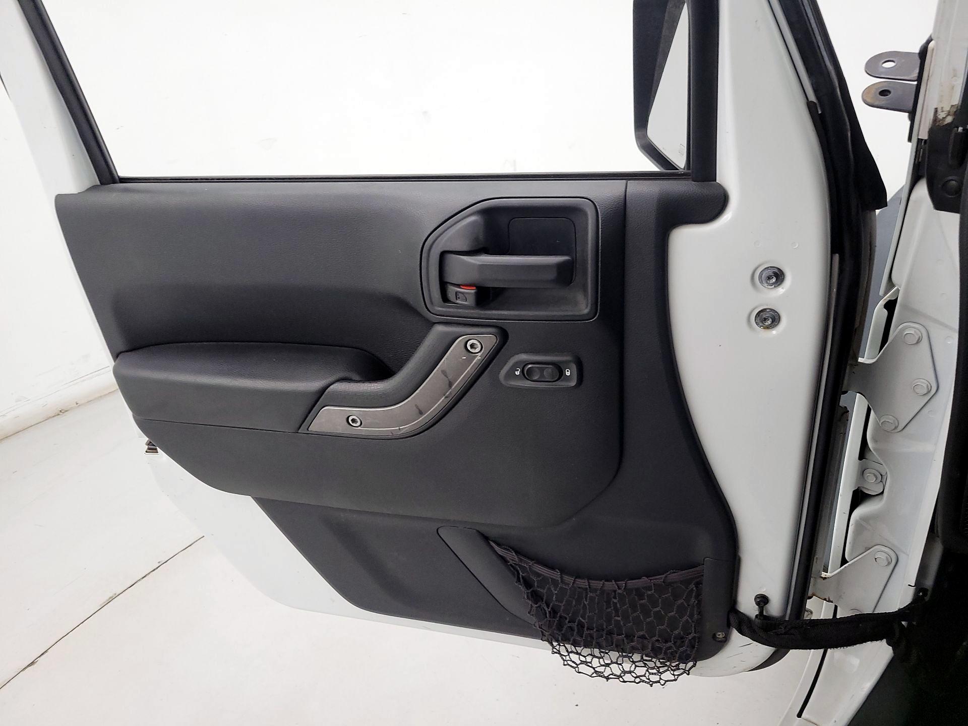 Thumbnail: 2016 Jeep Wrangler - 12
