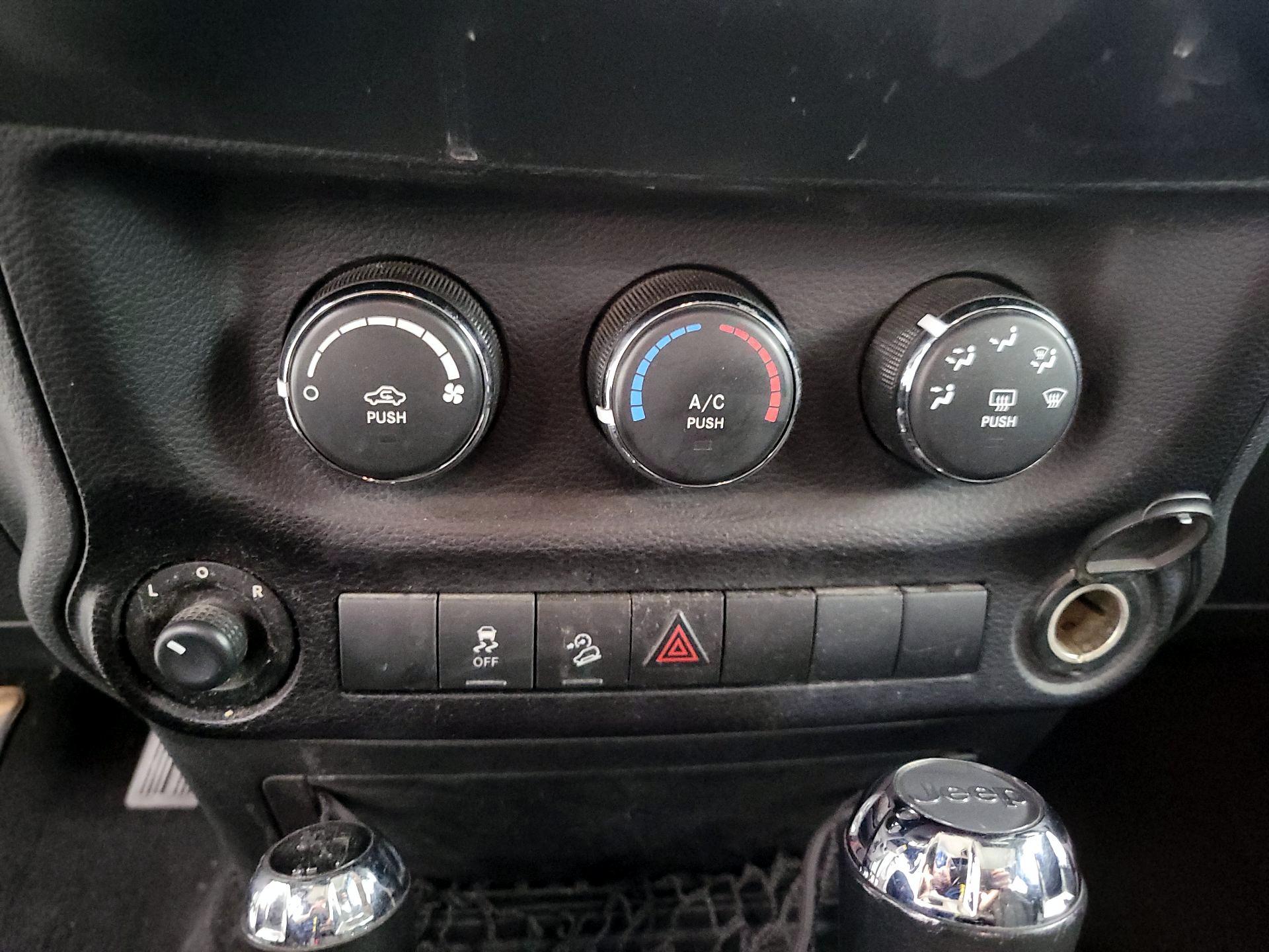 Thumbnail: 2016 Jeep Wrangler - 14