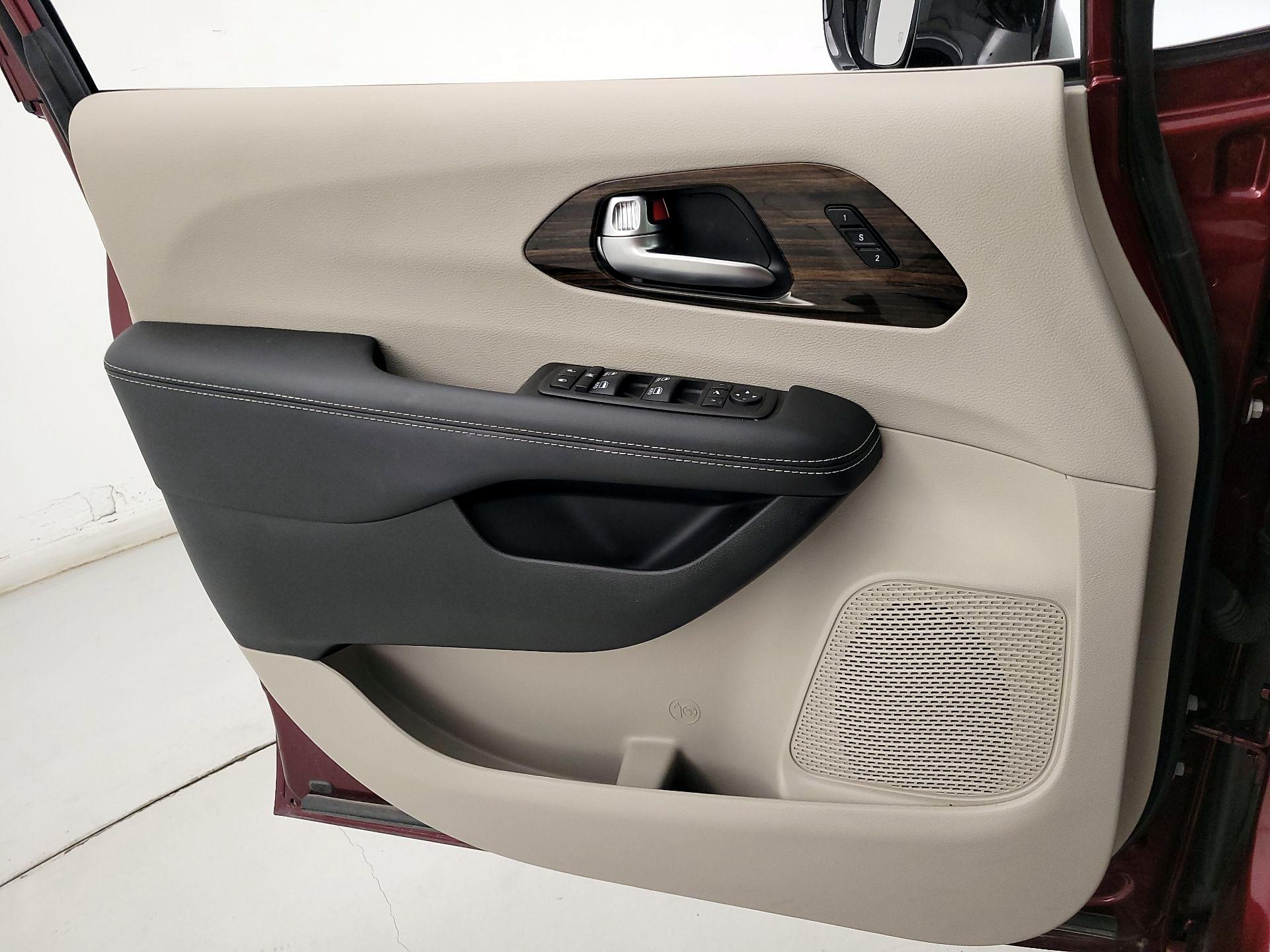 Thumbnail: 2023 Chrysler Pacifica - 12